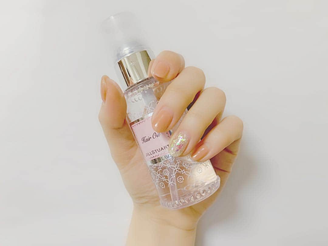 八木沙季のインスタグラム：「💅💅 . 写真撮るの忘れててだいぶ伸びちゃったけど😢 いまのネイル♡♡ 今までで一番お気に入りってくらい気に入ってる！ 薬指はラメの上にホログラムでキラキラ🥰✨ . #ネイル  #newnail  #ホログラムネイル」