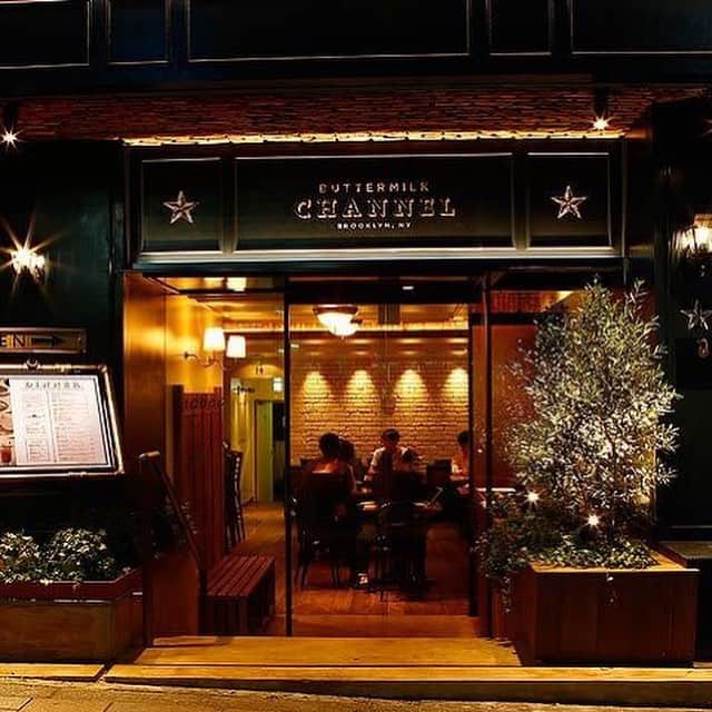 東京カレンダーさんのインスタグラム写真 - (東京カレンダーInstagram)「フライドチキンとワッフルの組み合わせは、アメリカではソウルフード的な存在。まずはそのままかじってフライドチキンの美味しさを堪能したら、特製バルサミコメープルシロップをかけて召し上がれ。 #東京カレンダー #東カレ #tokyocalendar #原宿 #BUTTERMILKCHANNEL #バターミルクフライドチキン」3月21日 12時02分 - tokyocalendar