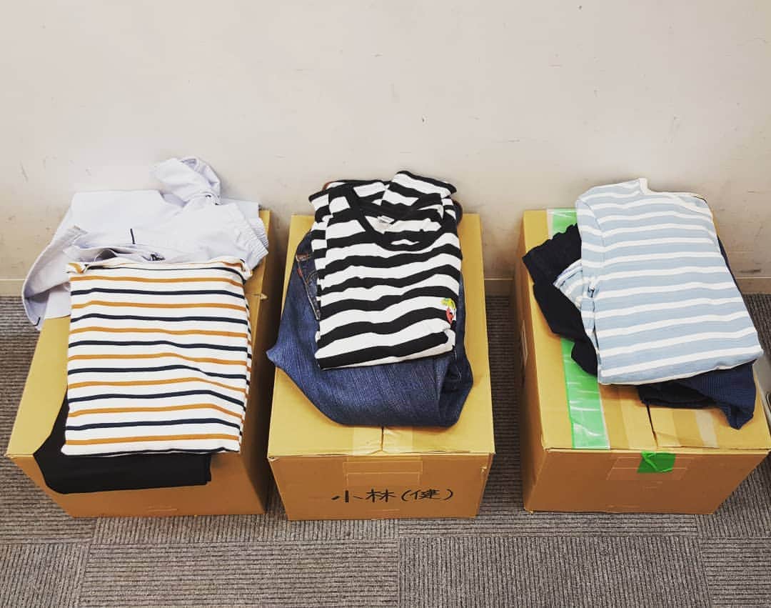 のインスタグラム：「楽屋は俺、辻本、加藤啓の三人部屋。置いてある私服が全員ボーダー。 カジャラあるある。」