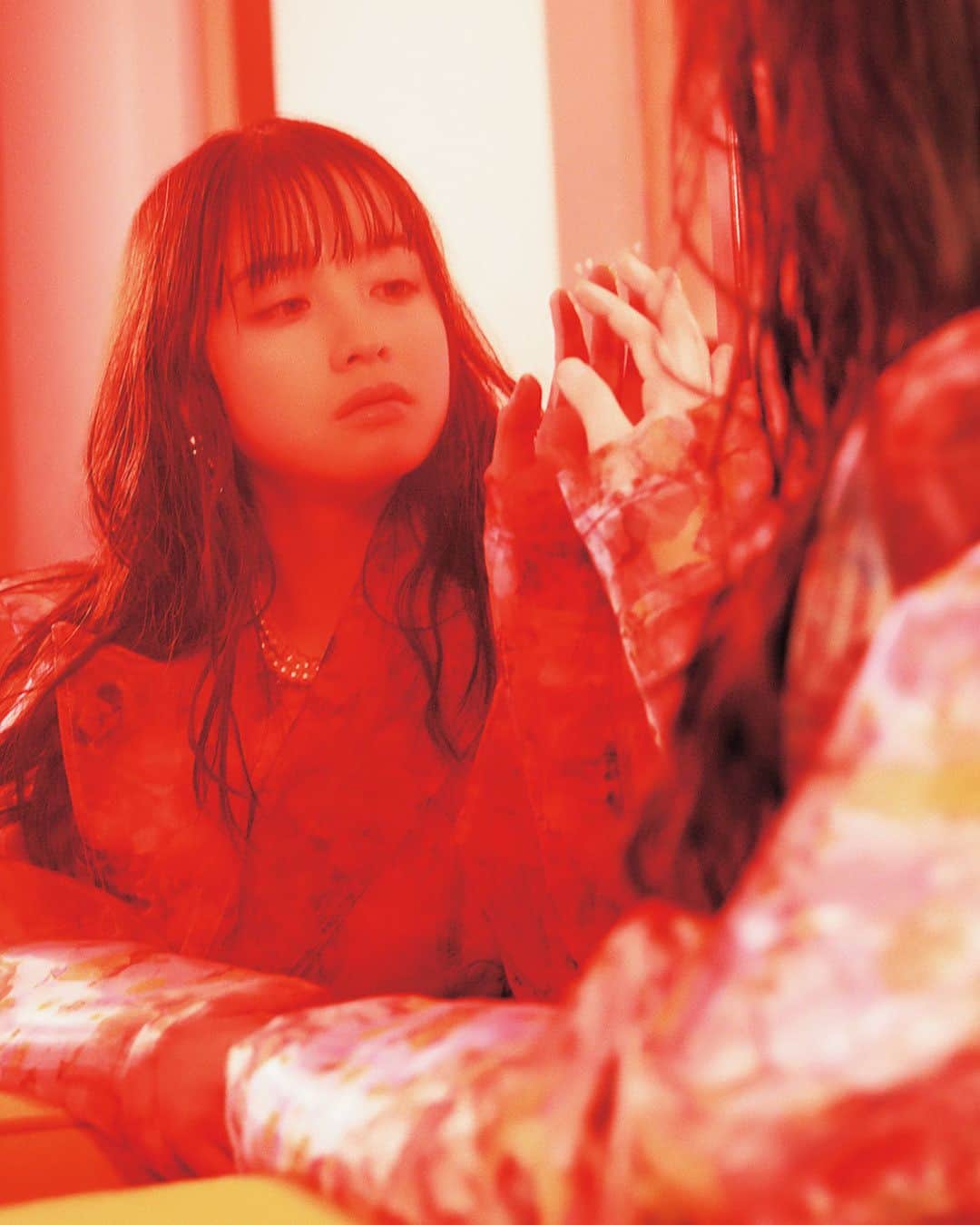 のインスタグラム：「夢にまで見たあなたが、今、目の前にいる。これは現実なの？　それとも幻想？　お花畑のようにあたたかく、青空のように深く。私達を包んでくれる天使、 #橋本環奈 。彼女と一緒に春を歌おう。  april issue VIVA! SWEET SPRING MELODY  model @kannahashimoto.mg coat,dress,bottoms @msgm clear necklace,double pearl necklace,earrings @bijouri sneakers @eytys #nylonjapan #nylonjp #vivasweetspringmelody #kannahashimoto #cover #caelumjp」