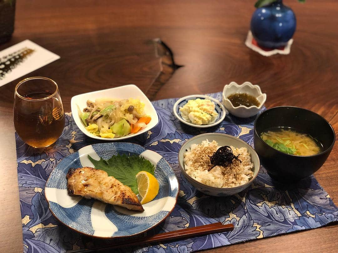 月央和沙さんのインスタグラム写真 - (月央和沙Instagram)「やっぱり和食だね😊‼️ * #うちの晩ごはん #記録 #銀ダラの味噌漬け #春雨野菜炒め #やっぱり #和食だね #褒められると #調子に乗るタイプです」3月21日 12時14分 - kazusa_tsukio