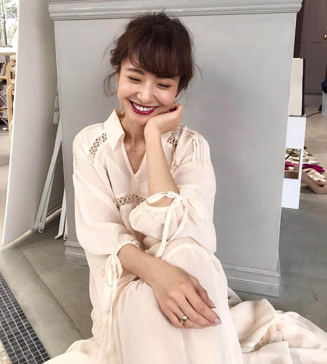 西川瑞希（みずきてぃ）さんのインスタグラム写真 - (西川瑞希（みずきてぃ）Instagram)「ふわふわヘアー// 撮影でやってもらったのですが、ショートボブでもヘアアレンジできて驚き❣️私もお勉強しよう👀 . 今日はTOKYO FMの生放送っ✨いってきます☺︎ . お外も暖かくなってきたしシフォンマキシワンピースにGジャン合わせてどこかお出かけもいきたいな〜// . @cheriemona_official #cheriemona #springfashion #春コーデ #ワンピース #ホワイト」3月21日 12時16分 - mizuki_nishikawa_