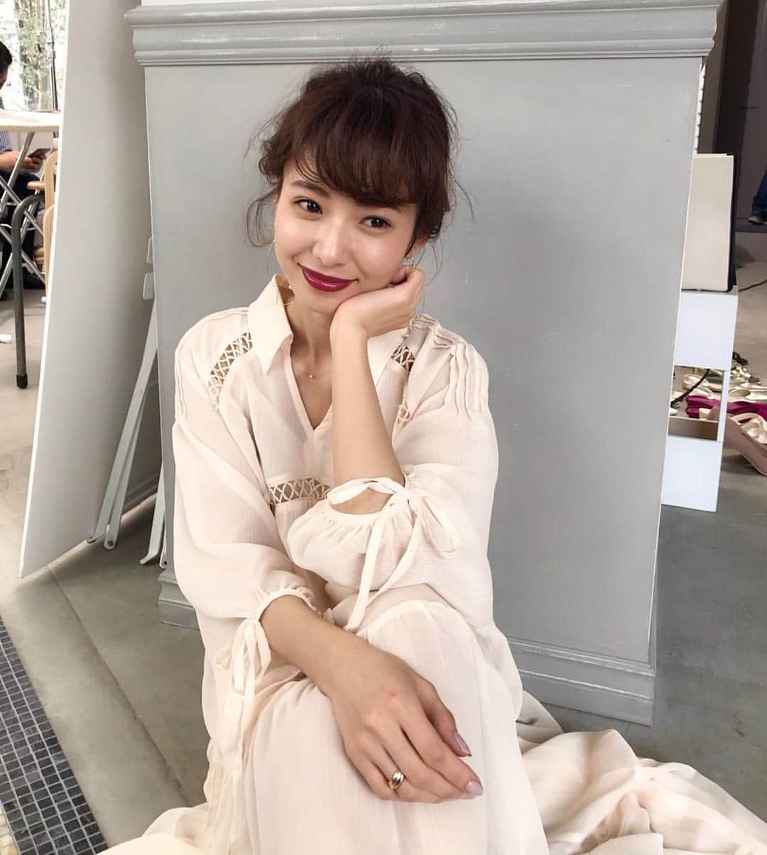 西川瑞希（みずきてぃ）さんのインスタグラム写真 - (西川瑞希（みずきてぃ）Instagram)「ふわふわヘアー// 撮影でやってもらったのですが、ショートボブでもヘアアレンジできて驚き❣️私もお勉強しよう👀 . 今日はTOKYO FMの生放送っ✨いってきます☺︎ . お外も暖かくなってきたしシフォンマキシワンピースにGジャン合わせてどこかお出かけもいきたいな〜// . @cheriemona_official #cheriemona #springfashion #春コーデ #ワンピース #ホワイト」3月21日 12時16分 - mizuki_nishikawa_