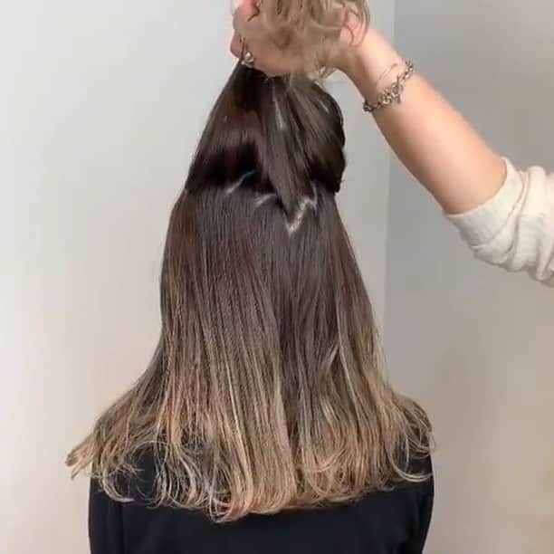 のインスタグラム：「✔style by @younegi 【 #ALBUM動画_アレンジ_ロング】 ↑別パターンはこちら↑ . cut + color ¥3,500~ double color ¥8,000~ treatment ¥2,000~ etc... ※店舗により料金が異なります。 . . ハーフアップお団子アレンジ◎ . お団子の輪っかをコームアクセを使って 簡単にお団子の丸さを出せます♡ . 全部まとめたお団子にも使えるので お試し下さい♡ . . こちらのスタイルは 原宿店の根岸 優（ @younegi ） が担当いたしました！ . 何かご不明点がございましたら お気軽にコメントください。 . 担当スタイリストからも コメントいたします！ . ALBUM（ @album_hair ） . . TV、CM、映画、広告、タレント、 ミュージシャン、雑誌、ブライダルなどの ヘアメイクも承っております。 . 【お問い合わせ先】 ALBUM OFFICE TEL / 03-6712-5547 FAX / 03-6712-5548 MAIL / info@album-hair.com . . . #ロング #ロングヘア #美容室 #ヘアスタイル #ヘアセット #カラー #ハイライト #グレージュ #外国人風カラー #グラデーションカラー #ハイライトカラー #ヘアアレンジ #アレンジ #ハーフアップ #外国人風 #美容師 #髮型 #髮型師 #髮型設計#攝影 #染髮 #发型 #護髮 #日系髮型#ทรงผม #헤어 #염색 #단발머리 #haircolor」