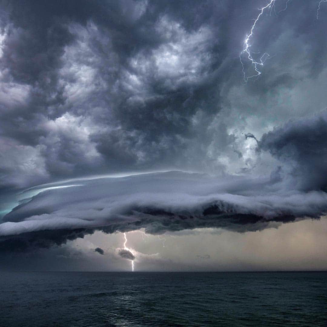 Nikon Australiaさんのインスタグラム写真 - (Nikon AustraliaInstagram)「A powerful shelf cloud moving towards @willeadesphotography, who braved the storm with his Nikon #D850 to capture this stunning image.  Camera: Nikon #D850 Lens: AF-S NIKKOR 14-24mm F2.8G ED Settings: 24mm | 6s | f/8.9 | ISO 400  #MyNikonLife #Nikon #NikonAustralia #NikonTop #Photography #DiscoverAustralia #VisitAustralia #AustraliaUncovered #AquaPhotography #OceanPhotography #StormPhotography」3月21日 12時19分 - nikonaustralia