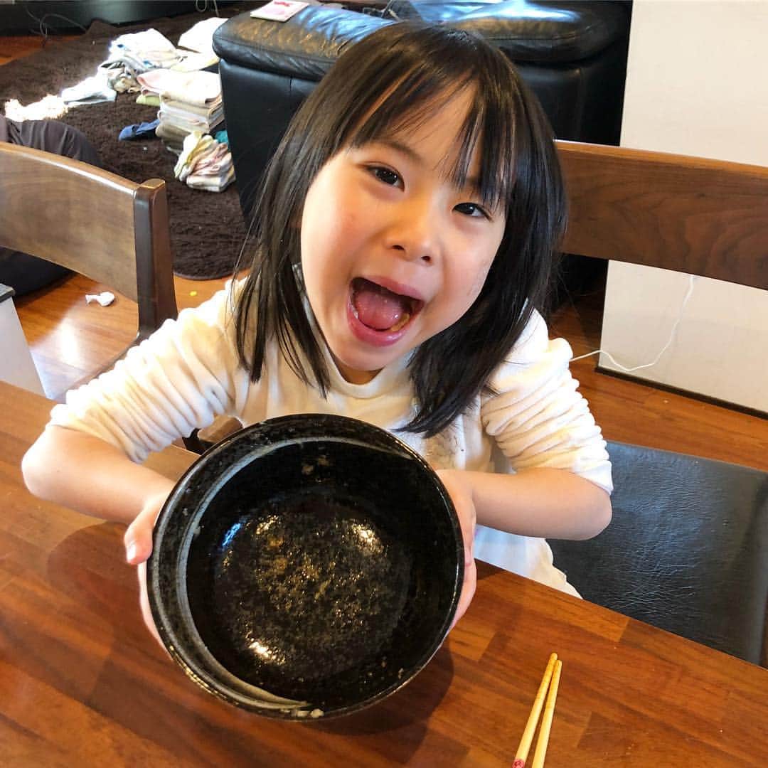 みきママさんのインスタグラム写真 - (みきママInstagram)「ランチはパーコー麺です❤️❤️❤️. とんかつ醤油ラーメンです‼️. とんかつ、豚こまで簡単に作れるから、いつでもとんかつ食べられます😋😋😋. レシピはおやつの本に載ってます🤣🤣🤣. おやつなのに🤩🤩🤩‼️. 杏ちゃん、美味しい美味しいと完食です😭😭😭」3月21日 12時31分 - mikimama_official