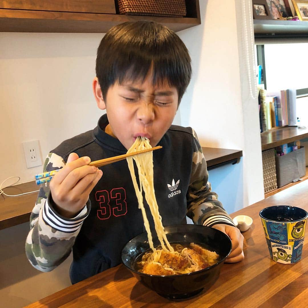 みきママさんのインスタグラム写真 - (みきママInstagram)「ランチはパーコー麺です❤️❤️❤️. とんかつ醤油ラーメンです‼️. とんかつ、豚こまで簡単に作れるから、いつでもとんかつ食べられます😋😋😋. レシピはおやつの本に載ってます🤣🤣🤣. おやつなのに🤩🤩🤩‼️. 杏ちゃん、美味しい美味しいと完食です😭😭😭」3月21日 12時31分 - mikimama_official