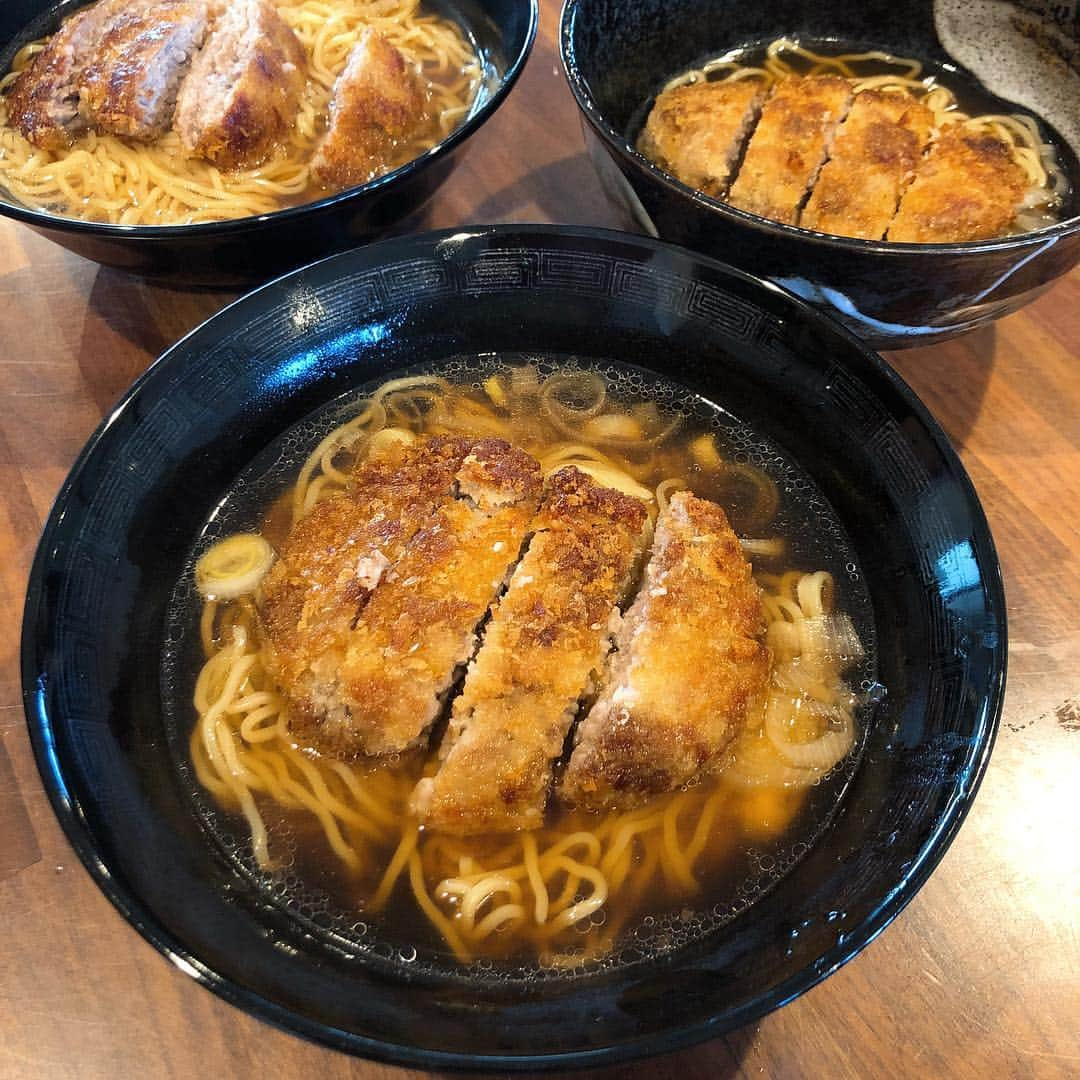 みきママさんのインスタグラム写真 - (みきママInstagram)「ランチはパーコー麺です❤️❤️❤️. とんかつ醤油ラーメンです‼️. とんかつ、豚こまで簡単に作れるから、いつでもとんかつ食べられます😋😋😋. レシピはおやつの本に載ってます🤣🤣🤣. おやつなのに🤩🤩🤩‼️. 杏ちゃん、美味しい美味しいと完食です😭😭😭」3月21日 12時31分 - mikimama_official