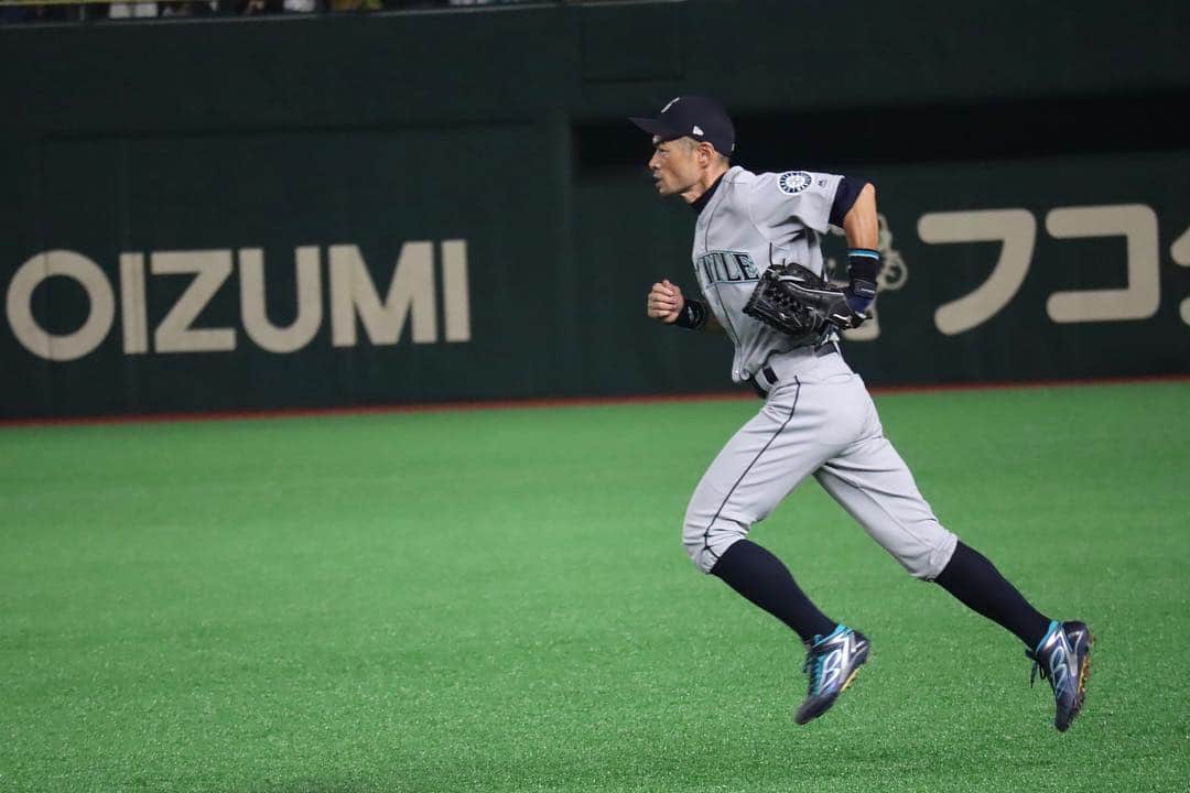 金泉紗恵子さんのインスタグラム写真 - (金泉紗恵子Instagram)「.﻿ なんと今シーズン初の観戦がMLB開幕戦⚾️﻿ シアトルマリナーズ VS オークランドアスレチック戦へ行ってきました✨﻿ ﻿ ﻿ 15年ほど前に叔父叔母がシアトルに住んでいたため、シアトルに遊びにいった時に観戦したマリナーズ戦では、イチロー選手と佐々木投手の活躍を見ることができました😍﻿ 人気すぎてICHIRO Tシャツは売り切れていて、あとで買って送ってもらったのですが、まさかこんなに時が経って、日本で着る機会があるなんて🤩﻿ 家で着てたから、ちょっとヨレヨレで色褪せてるけど、それだけ長い間イチロー選手が活躍してたってこと😁﻿ ﻿ ﻿ そして何と言っても、目の前で守備につくイチロー選手を見れて、誘ってくれた友人には感謝してもしきれません😭﻿ なぜか私が好きそうという直感で呼んでくれたらしく、本当にありがたかったです🥰﻿ 幸せな時間だったー🙏💓﻿ ﻿ ﻿ 鳴り物のないMLBの試合は、バットにボールが当たる音、ミットに突き刺さるボールの音も楽しめて、メジャーの迫力も体感できました🙌﻿ HRが多くてびっくりだったな☺️﻿ ﻿ ﻿ 動画の中にはイチロー選手のファールが目の前に飛んできたものも🤣﻿ 3列前の方がゲットしていました👍﻿ 撮ってたら飛んできてびっくりして腰が抜けるかと思った。笑﻿ ﻿ ﻿ 今夜は雄星投手とおそらく日本で観れる最後のイチロー選手🥺﻿ テレビの前で観戦したいと思います👍﻿ しかし昨夜ほどカメラの望遠レンズが活躍した日はなかったな😆﻿ 重いから今日は首が痛い🤷‍♀️笑﻿ .﻿ #mlbbaseball #baseball #seattlemariners #followme #oaklandathletics #tokyodome #ichiro #ichirosuzuki #eoskissm #canoneoskissm #mlb開幕戦 #東京ドーム #野球 #野球観戦 #野球女子 #イチロー #イチロー選手 #イチローtシャツ #エキサイトシート #シアトルマリナーズ #オークランドアスレチックス #ミラーレス一眼 #望遠レンズ」3月21日 12時34分 - saeko_kanaizumi