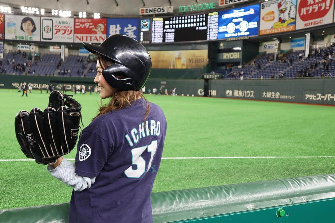 金泉紗恵子さんのインスタグラム写真 - (金泉紗恵子Instagram)「.﻿ なんと今シーズン初の観戦がMLB開幕戦⚾️﻿ シアトルマリナーズ VS オークランドアスレチック戦へ行ってきました✨﻿ ﻿ ﻿ 15年ほど前に叔父叔母がシアトルに住んでいたため、シアトルに遊びにいった時に観戦したマリナーズ戦では、イチロー選手と佐々木投手の活躍を見ることができました😍﻿ 人気すぎてICHIRO Tシャツは売り切れていて、あとで買って送ってもらったのですが、まさかこんなに時が経って、日本で着る機会があるなんて🤩﻿ 家で着てたから、ちょっとヨレヨレで色褪せてるけど、それだけ長い間イチロー選手が活躍してたってこと😁﻿ ﻿ ﻿ そして何と言っても、目の前で守備につくイチロー選手を見れて、誘ってくれた友人には感謝してもしきれません😭﻿ なぜか私が好きそうという直感で呼んでくれたらしく、本当にありがたかったです🥰﻿ 幸せな時間だったー🙏💓﻿ ﻿ ﻿ 鳴り物のないMLBの試合は、バットにボールが当たる音、ミットに突き刺さるボールの音も楽しめて、メジャーの迫力も体感できました🙌﻿ HRが多くてびっくりだったな☺️﻿ ﻿ ﻿ 動画の中にはイチロー選手のファールが目の前に飛んできたものも🤣﻿ 3列前の方がゲットしていました👍﻿ 撮ってたら飛んできてびっくりして腰が抜けるかと思った。笑﻿ ﻿ ﻿ 今夜は雄星投手とおそらく日本で観れる最後のイチロー選手🥺﻿ テレビの前で観戦したいと思います👍﻿ しかし昨夜ほどカメラの望遠レンズが活躍した日はなかったな😆﻿ 重いから今日は首が痛い🤷‍♀️笑﻿ .﻿ #mlbbaseball #baseball #seattlemariners #followme #oaklandathletics #tokyodome #ichiro #ichirosuzuki #eoskissm #canoneoskissm #mlb開幕戦 #東京ドーム #野球 #野球観戦 #野球女子 #イチロー #イチロー選手 #イチローtシャツ #エキサイトシート #シアトルマリナーズ #オークランドアスレチックス #ミラーレス一眼 #望遠レンズ」3月21日 12時34分 - saeko_kanaizumi