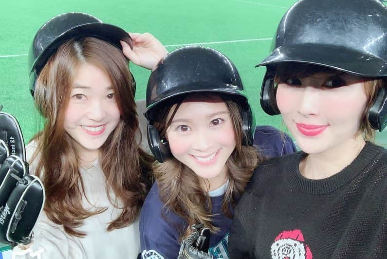 金泉紗恵子さんのインスタグラム写真 - (金泉紗恵子Instagram)「.﻿ なんと今シーズン初の観戦がMLB開幕戦⚾️﻿ シアトルマリナーズ VS オークランドアスレチック戦へ行ってきました✨﻿ ﻿ ﻿ 15年ほど前に叔父叔母がシアトルに住んでいたため、シアトルに遊びにいった時に観戦したマリナーズ戦では、イチロー選手と佐々木投手の活躍を見ることができました😍﻿ 人気すぎてICHIRO Tシャツは売り切れていて、あとで買って送ってもらったのですが、まさかこんなに時が経って、日本で着る機会があるなんて🤩﻿ 家で着てたから、ちょっとヨレヨレで色褪せてるけど、それだけ長い間イチロー選手が活躍してたってこと😁﻿ ﻿ ﻿ そして何と言っても、目の前で守備につくイチロー選手を見れて、誘ってくれた友人には感謝してもしきれません😭﻿ なぜか私が好きそうという直感で呼んでくれたらしく、本当にありがたかったです🥰﻿ 幸せな時間だったー🙏💓﻿ ﻿ ﻿ 鳴り物のないMLBの試合は、バットにボールが当たる音、ミットに突き刺さるボールの音も楽しめて、メジャーの迫力も体感できました🙌﻿ HRが多くてびっくりだったな☺️﻿ ﻿ ﻿ 動画の中にはイチロー選手のファールが目の前に飛んできたものも🤣﻿ 3列前の方がゲットしていました👍﻿ 撮ってたら飛んできてびっくりして腰が抜けるかと思った。笑﻿ ﻿ ﻿ 今夜は雄星投手とおそらく日本で観れる最後のイチロー選手🥺﻿ テレビの前で観戦したいと思います👍﻿ しかし昨夜ほどカメラの望遠レンズが活躍した日はなかったな😆﻿ 重いから今日は首が痛い🤷‍♀️笑﻿ .﻿ #mlbbaseball #baseball #seattlemariners #followme #oaklandathletics #tokyodome #ichiro #ichirosuzuki #eoskissm #canoneoskissm #mlb開幕戦 #東京ドーム #野球 #野球観戦 #野球女子 #イチロー #イチロー選手 #イチローtシャツ #エキサイトシート #シアトルマリナーズ #オークランドアスレチックス #ミラーレス一眼 #望遠レンズ」3月21日 12時34分 - saeko_kanaizumi