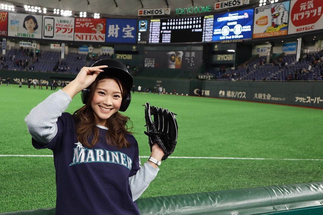 のインスタグラム：「.﻿ なんと今シーズン初の観戦がMLB開幕戦⚾️﻿ シアトルマリナーズ VS オークランドアスレチック戦へ行ってきました✨﻿ ﻿ ﻿ 15年ほど前に叔父叔母がシアトルに住んでいたため、シアトルに遊びにいった時に観戦したマリナーズ戦では、イチロー選手と佐々木投手の活躍を見ることができました😍﻿ 人気すぎてICHIRO Tシャツは売り切れていて、あとで買って送ってもらったのですが、まさかこんなに時が経って、日本で着る機会があるなんて🤩﻿ 家で着てたから、ちょっとヨレヨレで色褪せてるけど、それだけ長い間イチロー選手が活躍してたってこと😁﻿ ﻿ ﻿ そして何と言っても、目の前で守備につくイチロー選手を見れて、誘ってくれた友人には感謝してもしきれません😭﻿ なぜか私が好きそうという直感で呼んでくれたらしく、本当にありがたかったです🥰﻿ 幸せな時間だったー🙏💓﻿ ﻿ ﻿ 鳴り物のないMLBの試合は、バットにボールが当たる音、ミットに突き刺さるボールの音も楽しめて、メジャーの迫力も体感できました🙌﻿ HRが多くてびっくりだったな☺️﻿ ﻿ ﻿ 動画の中にはイチロー選手のファールが目の前に飛んできたものも🤣﻿ 3列前の方がゲットしていました👍﻿ 撮ってたら飛んできてびっくりして腰が抜けるかと思った。笑﻿ ﻿ ﻿ 今夜は雄星投手とおそらく日本で観れる最後のイチロー選手🥺﻿ テレビの前で観戦したいと思います👍﻿ しかし昨夜ほどカメラの望遠レンズが活躍した日はなかったな😆﻿ 重いから今日は首が痛い🤷‍♀️笑﻿ .﻿ #mlbbaseball #baseball #seattlemariners #followme #oaklandathletics #tokyodome #ichiro #ichirosuzuki #eoskissm #canoneoskissm #mlb開幕戦 #東京ドーム #野球 #野球観戦 #野球女子 #イチロー #イチロー選手 #イチローtシャツ #エキサイトシート #シアトルマリナーズ #オークランドアスレチックス #ミラーレス一眼 #望遠レンズ」