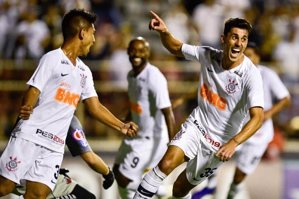 ダニーロ・フェルナンド・アベラールのインスタグラム：「So tenho a agradecer e continuar trabalhando para que coisas boas possam ser alcançadas! Parabéns a todos pela dedicação, equipe unida colhe resultados positivos 💪🏽⚫️⚪️ #vaicorinthians #eununcacritiquei 📸 Daniel Augusto jr/Agencia Corinthians」