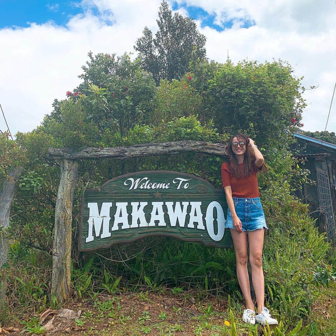 神田咲実さんのインスタグラム写真 - (神田咲実Instagram)「Makawao💚 * 大好きな街がまたひとつ増えました☺️ * 可愛い親子に会いに ２人のホームタウンへ🚘 のんびりランチ☺️🧡 * カウボーイタウンなんだって🤠✨ * 未だにこの木に馬を止めるカウボーイが たまにいるらしい🏇✨ * 可愛いお店にて 女子あるあるの相乗効果もありまして、 買い物スイッチしっかり入りました。笑 * #Makawao#maui#hawaii #マカワオ#マウイ島」3月21日 12時48分 - sakimikanda