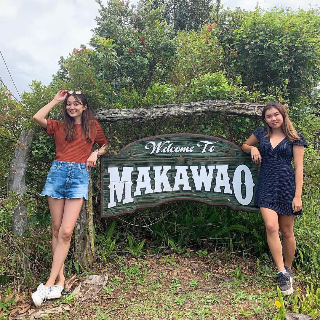 神田咲実さんのインスタグラム写真 - (神田咲実Instagram)「Makawao💚 * 大好きな街がまたひとつ増えました☺️ * 可愛い親子に会いに ２人のホームタウンへ🚘 のんびりランチ☺️🧡 * カウボーイタウンなんだって🤠✨ * 未だにこの木に馬を止めるカウボーイが たまにいるらしい🏇✨ * 可愛いお店にて 女子あるあるの相乗効果もありまして、 買い物スイッチしっかり入りました。笑 * #Makawao#maui#hawaii #マカワオ#マウイ島」3月21日 12時48分 - sakimikanda