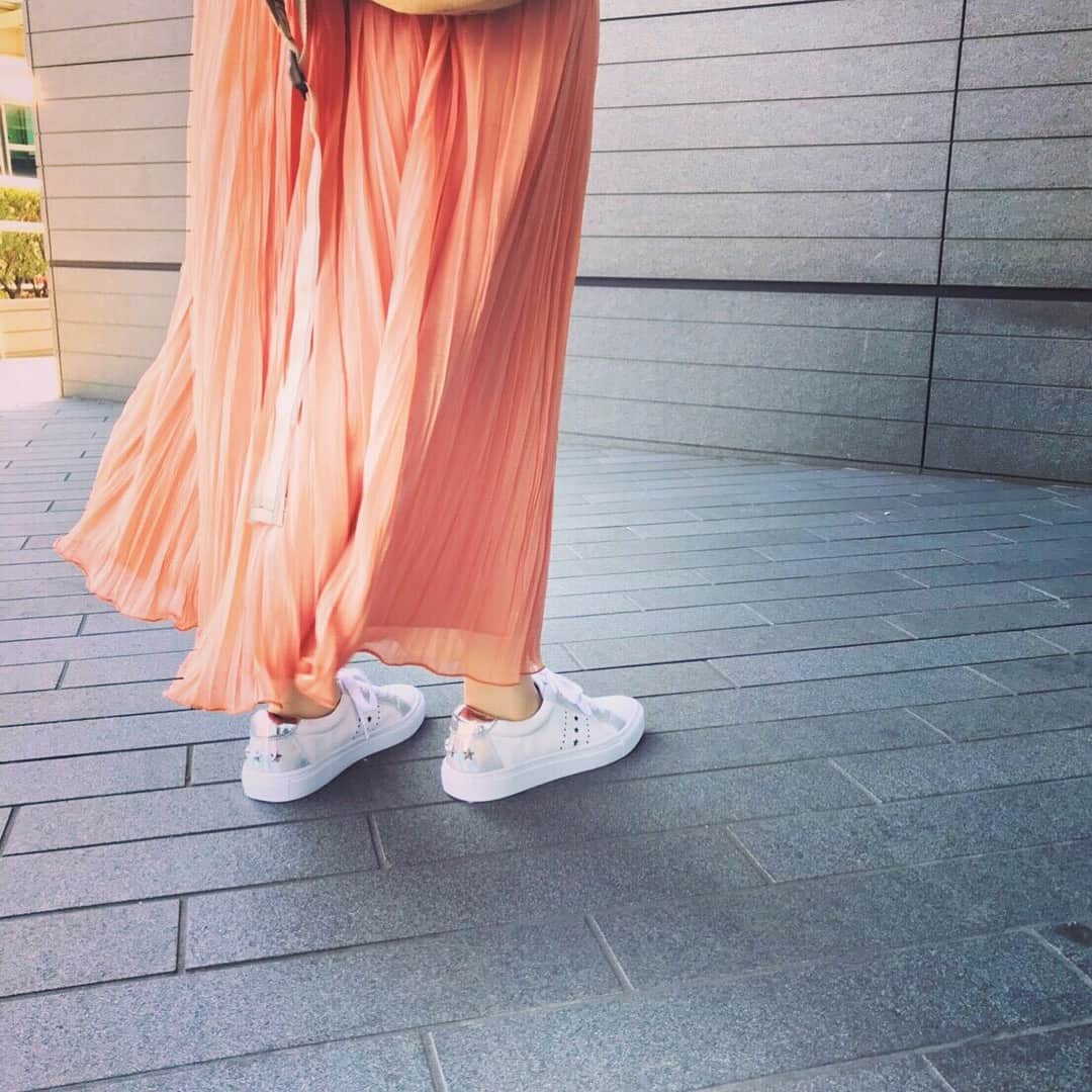 のインスタグラム：「休日にぴったりなスニーカー👟 星のパンチングがポイントです⭐️⭐️ぜひご来店お待ちしております🌼 ◾️GE-106-1902 ¥18,000＋tax ELLESHOP、渋谷ヒカリエ店ではお取り扱いを終了した以下ブランドは2月末でお取り扱いを終了させていただきました。ZOZOTOWN,LOCONDO.JPサイトでは引き続きご購入頂けますので、ぜひお買い物をお楽しみくださいませ。 #poe #poenestpas #hutte #carnetdevoyage  #binoche ----------------------- #daniellaandgemma  #ootd  #cordinate  #二子玉川  #ライズインスタ部  #ママファッション  #スニーカーコーデ」