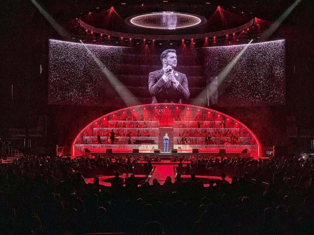 マイケル・ブーブレさんのインスタグラム写真 - (マイケル・ブーブレInstagram)「Kansas City brought the ❤️ for show 15 of the #MBWorldTour!」3月21日 12時45分 - michaelbuble