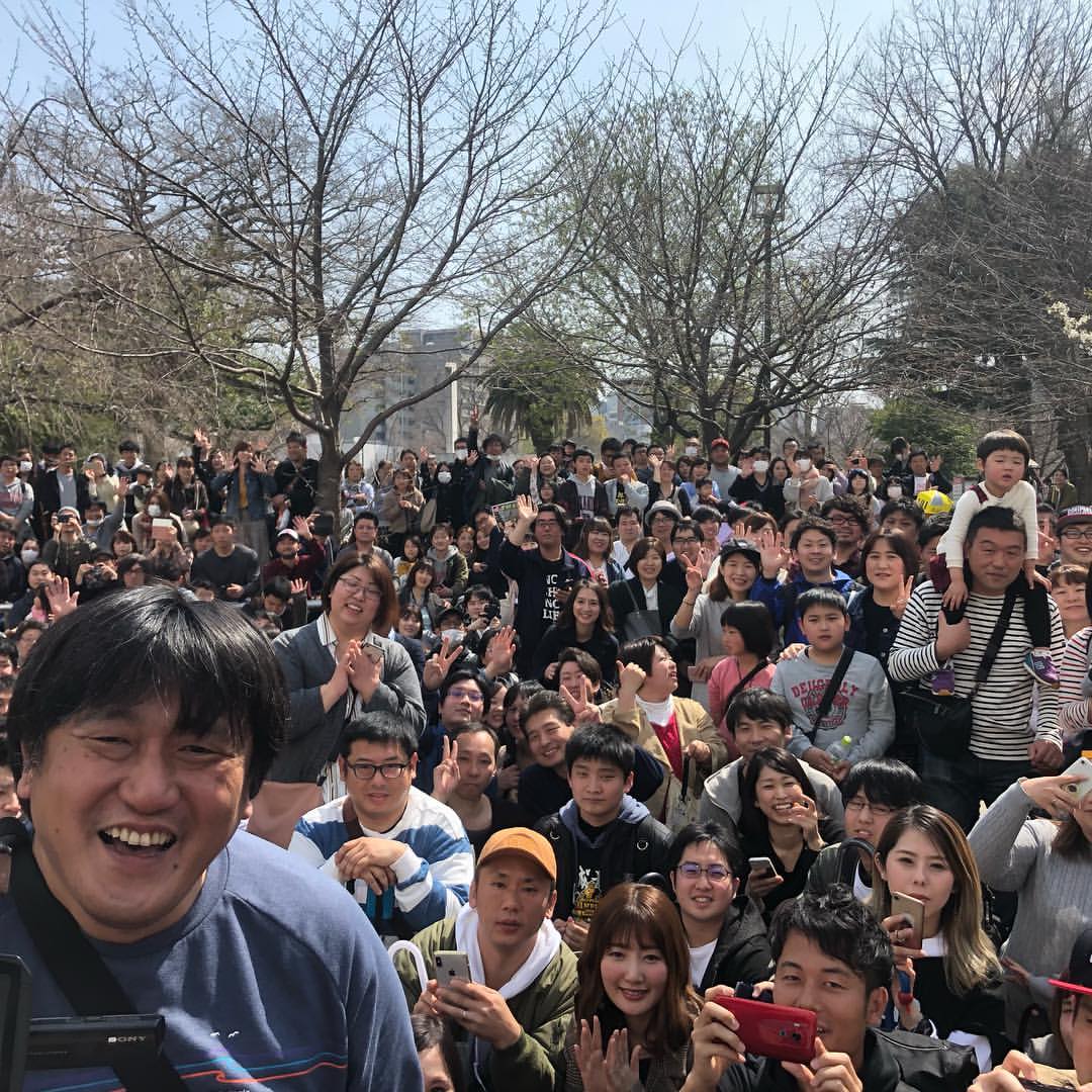 ゴリけんさんのインスタグラム写真 - (ゴリけんInstagram)「ゴリパラアミダの冷泉公園 今日もたくさんのキッズに来てもらいました^_^！ 最初は行き先聞くのも大変でしたが ゴリパラキッズの皆さんに感謝します。  冷泉公園に来られたキッズとは 毎回写真とサインを書かせてもらってます。  聞かれましたが ずっとやっていきますんで気軽に遊びに来てくださいね！！ #ゴリパラ見聞録 #ゴリパラキッズ #目指せ庶民スター」3月21日 13時06分 - goriken1024