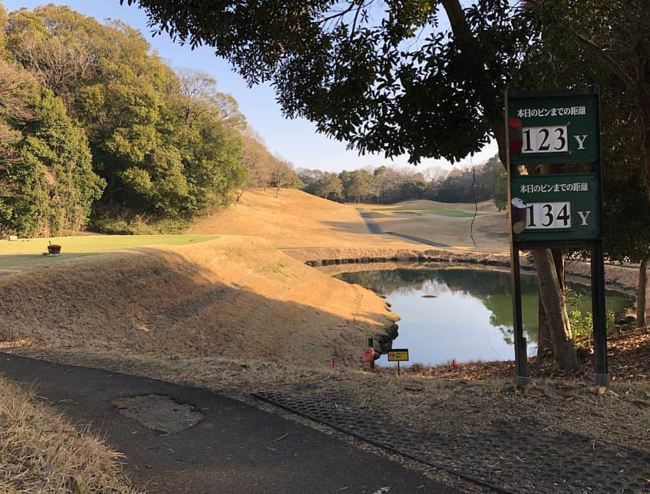 佐野千晃さんのインスタグラム写真 - (佐野千晃Instagram)「. 先日今年初のゴルフへ行ってきました⛳️ . もう春だーって思う感じの暖かさでスコアも比例して伸びて欲しかったです← . やっぱり練習もなしで何ヶ月もクラブに触れてないと、振り方すら忘れてしまう失態が、、、笑 . 今年は少しゴルフにも力を入れたいですな🤔 みなさん誘ってください🤔 . #run #running #marathon #フルマラソン #マラソン #マラソン女子 #人生自由自在 #ゴルフ #ゴルフ女子 #ゴルフ好き #チャンピオンゴルフ #chanpion #chanpiongolf」3月21日 12時58分 - sanochiaki810