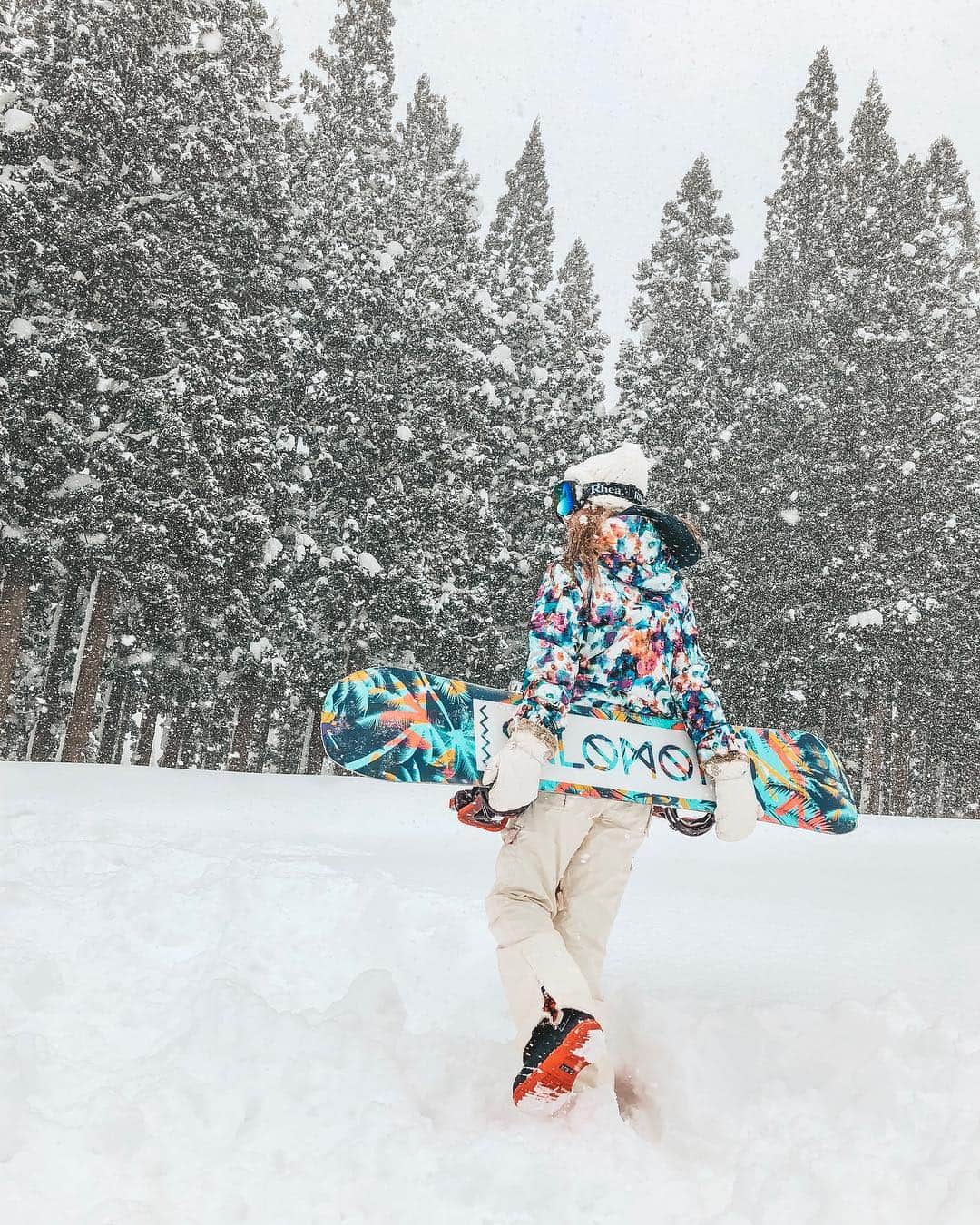 のインスタグラム：「ㅤㅤㅤㅤㅤㅤㅤㅤㅤㅤㅤㅤㅤ Snowboard Wear🏂❄️ ㅤㅤㅤㅤㅤㅤㅤㅤㅤㅤㅤㅤㅤ ウェアはタイダイのような お花のような柄💠 板もマイボード👍🏽 ㅤㅤㅤㅤㅤㅤㅤㅤㅤㅤㅤㅤㅤ 来シーズンは新しいのに したいなああ〜！(笑) ㅤㅤㅤㅤㅤㅤㅤㅤㅤㅤㅤㅤㅤ ㅤㅤㅤㅤㅤㅤㅤㅤㅤㅤㅤㅤㅤ ㅤㅤㅤㅤㅤㅤㅤㅤㅤㅤㅤㅤㅤ ――――――――――――― ㅤㅤㅤㅤㅤㅤㅤㅤㅤㅤㅤㅤㅤ 🗺 #日本 #japan #新潟 #nigata  ㅤㅤㅤㅤㅤㅤㅤㅤㅤㅤㅤㅤㅤ 📍#苗場スキー場  #naeba ㅤㅤㅤㅤㅤㅤㅤㅤㅤㅤㅤㅤㅤ ―――――――――――――」