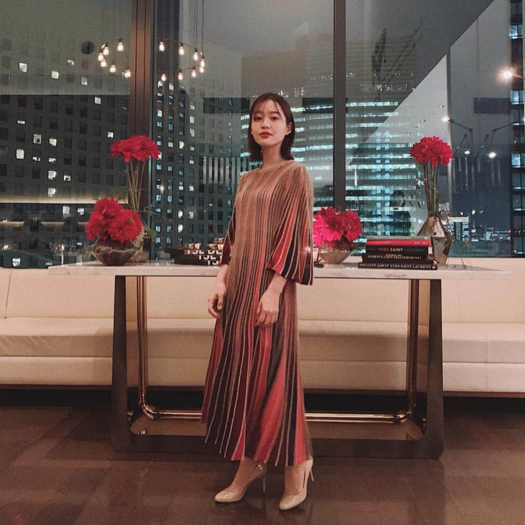 猪鼻ちひろのインスタグラム：「🌹 ファンデやリップは @yslbeauty  ヘアはストレートアイロンで外巻きにしてウエットに。 前髪はそのままストレート！ ドレスは @maxandco お靴は @jimmychoo でした！ マナー講習でも教えて頂いたけれど、 こういう時アクセサリーは最小限に◎ (食事や会話の邪魔になるような長いネックレスやブレスレットは音がしてしまう可能性があり避けるべきなので)  スニーカーもデニムもTシャツもスウェットも大好きだけど おめかししてお出かけするのが とってもとっても楽しかった。 もっともっと色んなお洋服やヘアメイクを楽しみたいな🥰💄 #ちひろのお洋服 #150センチの限界 #最後の写真カッコつけてみたよ #もちろん1番小さかった🐥」