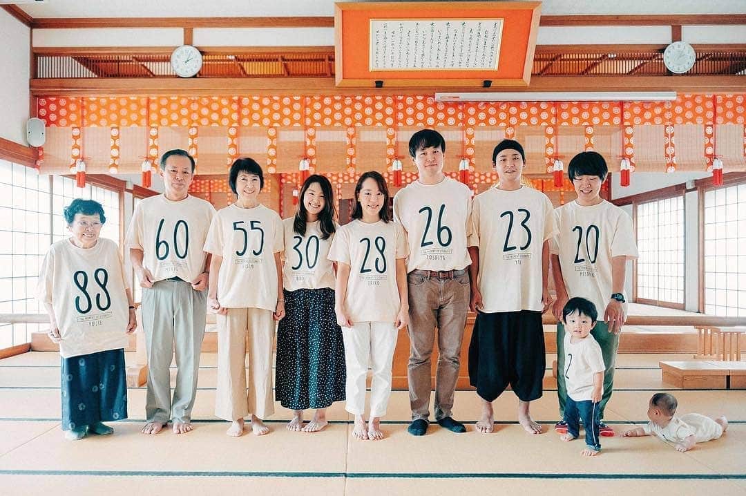 Photobackさんのインスタグラム写真 - (PhotobackInstagram)「年齢入りのTシャツを家族みんなで着て、お父さまの還暦祝い💓なんともユニークでおしゃれなアイディア✨素敵な作品をありがとうございます😄 . ここでは、3月中にリリースされるPhotoback新アプリプレリリース記念の「Instagram投稿キャンペーン」で投稿いただい作品の中から、素敵な作品をご紹介しています。 . ついに、Photobackの新アプリがついにリリース♪ 新アプリのリリース記念して、アプリからご注文された方全員が、自動的に【1,000円OFF】となるキャンペーンを開催中です！ぜひこの機会にPhotoback新アプリでフォトブック作成を体験してみてください😍 . . #photoback新アプリリリース #photobackアプリアンバサダー #あなたのしあわせワンシーン #photoback春の思い出2019 #photoback #フォトバック #フォトブック #新アプリ #アプリ #写真 #photo #写真整理 #癒し #家族 #家族写真 #集合写真 #還暦祝い #子育てぐらむ #親バカ部 #こどものいる暮らし #キッズレート #子どもと暮らす #赤ちゃんのいる暮らし . ━･･━･･━･･━･･━･･━･･━ #Repost　@ri.424 ━･･━･･━･･━･･━･･━･･━ お父さんの還暦祝いのときの 右から若い順に 0歳から88歳 * 楽しい時間を まるごと 写真に残してプレゼント🎁🕊 * * 📸 @takerukohara_sono1 * * 年齢入りお揃いTシャツ @getee.and . . #photoback新アプリリリース」3月21日 18時37分 - photoback.jp