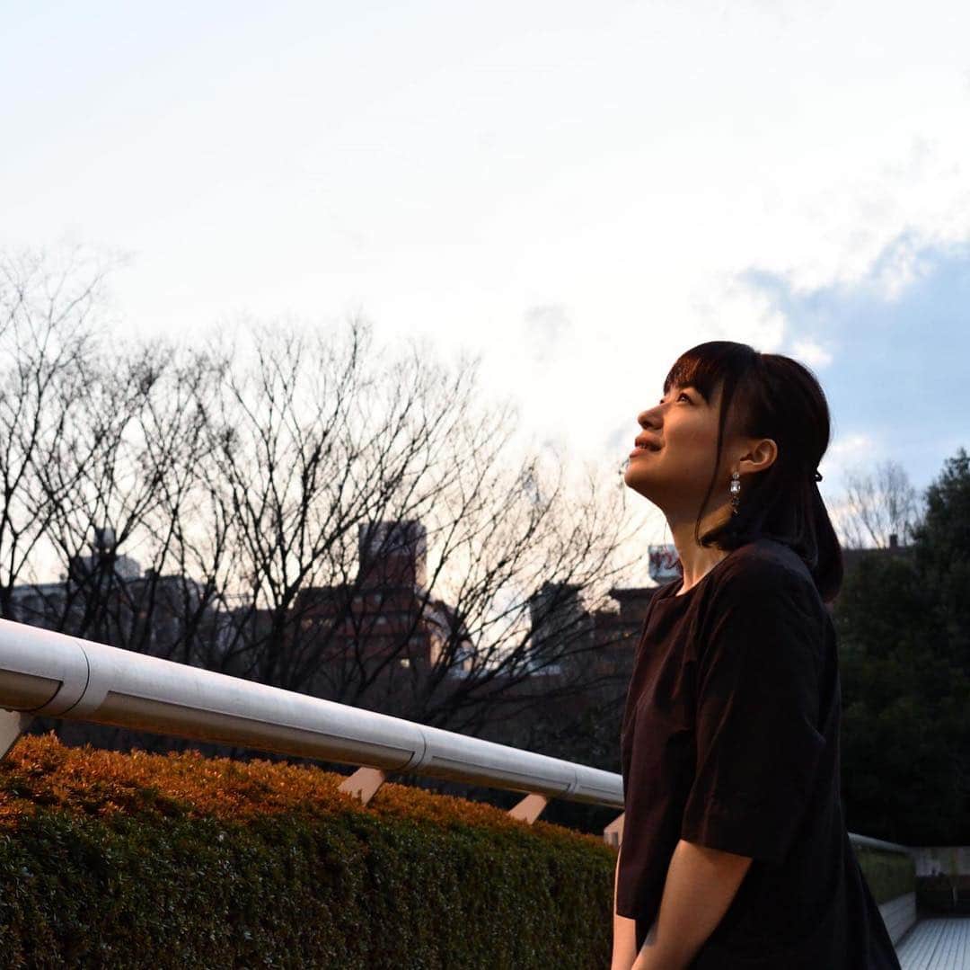 芳賀恵子さんのインスタグラム写真 - (芳賀恵子Instagram)「毎瞬、毎瞬が今。 今しかないのだ。 #新宿西口公園 #新宿 #Tokyo #sunset #夕暮れ時 #久しぶり #新たなるスタート #宇宙元旦 #timetochange」3月21日 18時37分 - aoi_star_angel