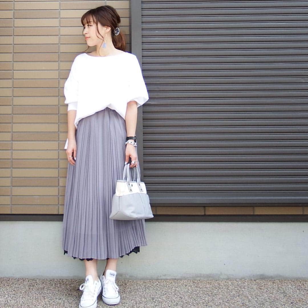 miho.a.nicoさんのインスタグラム写真 - (miho.a.nicoInstagram)「コーデの記録😊 ・ プリーツスカートは @corners.official さんのもの❤︎ プリーツが細かくて可愛いです😍 ・ プリーツスカートとニットワンピからチラリと覗いているのが @rakuten_lagemme さんのペチコートワンピース❤︎ 色々着回せてコーデのアクセントになります🎵 @rakuten_lagemme さんではこの後20時からお買い物マラソンがスタートします❣️ マラソン開始1時間は20％OFFで購入出来るクーポンが出てます✨ ⭐️3月21日20:00-20:59まで https://coupon.rakuten.co.jp/getCoupon?getkey=QkFKSy1MMjNQLTUyTEotU09FRQ--&rt= ・ お買い物マラソン期間中10％OFFになるクーポンも出てます🎵 ⭐️3月21日20:00-26日01:59まで https://coupon.rakuten.co.jp/getCoupon?getkey=RUtPWS1XV1hCLU1CNEYtRFFUWQ--&rt= ・ ・ one-piecet#ラジエム#lagemme @rakuten_lagemme ・ ・ ・ 左から⇨ tops# @beautyandyouth_official  skirt#corners#コナジョ  @corners.official  bag#usポロ @uspoloassn @the_platinum_select  shoes#converse @converse_jp hair accessory# @himest.jp  pierce#goldy @goldy_jp  watch#usポロ @uspoloassn @the_platinum_select ・ ・ one-piece#ラジエム#lagemme @rakuten_lagemme  shoes#converse @converse_jp bag# @17th.august  bracelet# @goldy_jp ・ ・ ・ #cordinate #outfit#instafashion #プチプラコーデ#コーデ#コーディネート#ファッション#プリーツスカート」3月21日 18時30分 - miho.a.nico