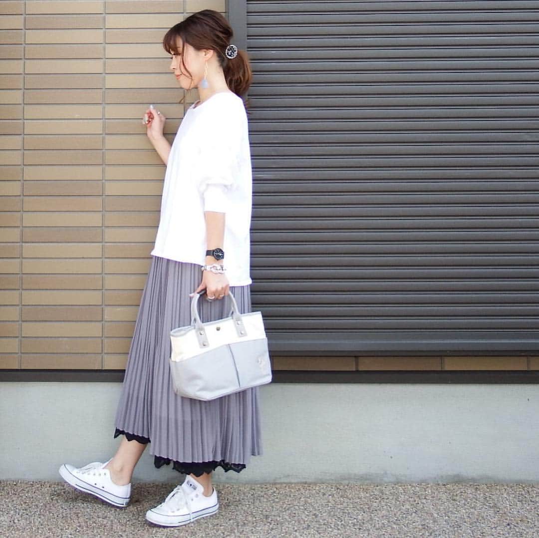 miho.a.nicoさんのインスタグラム写真 - (miho.a.nicoInstagram)「コーデの記録😊 ・ プリーツスカートは @corners.official さんのもの❤︎ プリーツが細かくて可愛いです😍 ・ プリーツスカートとニットワンピからチラリと覗いているのが @rakuten_lagemme さんのペチコートワンピース❤︎ 色々着回せてコーデのアクセントになります🎵 @rakuten_lagemme さんではこの後20時からお買い物マラソンがスタートします❣️ マラソン開始1時間は20％OFFで購入出来るクーポンが出てます✨ ⭐️3月21日20:00-20:59まで https://coupon.rakuten.co.jp/getCoupon?getkey=QkFKSy1MMjNQLTUyTEotU09FRQ--&rt= ・ お買い物マラソン期間中10％OFFになるクーポンも出てます🎵 ⭐️3月21日20:00-26日01:59まで https://coupon.rakuten.co.jp/getCoupon?getkey=RUtPWS1XV1hCLU1CNEYtRFFUWQ--&rt= ・ ・ one-piecet#ラジエム#lagemme @rakuten_lagemme ・ ・ ・ 左から⇨ tops# @beautyandyouth_official  skirt#corners#コナジョ  @corners.official  bag#usポロ @uspoloassn @the_platinum_select  shoes#converse @converse_jp hair accessory# @himest.jp  pierce#goldy @goldy_jp  watch#usポロ @uspoloassn @the_platinum_select ・ ・ one-piece#ラジエム#lagemme @rakuten_lagemme  shoes#converse @converse_jp bag# @17th.august  bracelet# @goldy_jp ・ ・ ・ #cordinate #outfit#instafashion #プチプラコーデ#コーデ#コーディネート#ファッション#プリーツスカート」3月21日 18時30分 - miho.a.nico