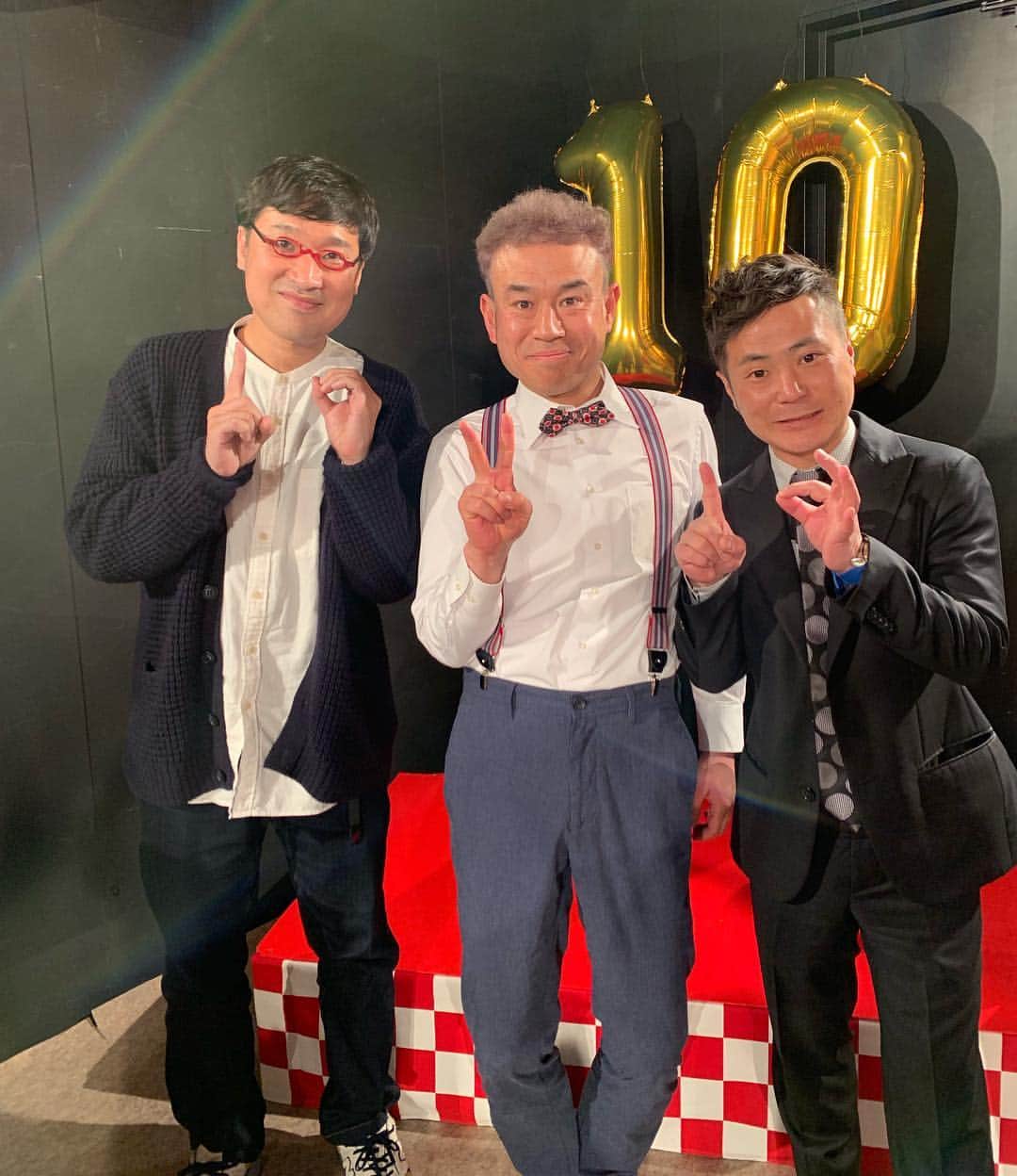 入江慎也さんのインスタグラム写真 - (入江慎也Instagram)「カラテカの初代マネージャー 片山さんの会社  スラッシュパイルが10周年迎えて、パーティーに行かせていただきました。  スラッシュパイルは沢山のお笑いのライブやイベントを制作している会社です  お笑いの制作会社らしくパーティー会場は下北の劇場。  劇場をお花見🌸🌸🌸風にアレンジ。 ステキな空間でした。  マネージャー をやっていただいていた、  南海キャンディーズ山ちゃん、麒麟川島。  会社を10年続けることは本当に大変なことです。  誰よりもお笑い、そして芸人さんと向き合ってこられた片山さんは凄いです  片山さんから、我々カラテカは全てを教えていただきました。  17年ぶりの単独ライブも手伝っていただきました。  本当におめでとう㊗️㊗️㊗️ございます  これからも楽しみです  #スラッシュパイル #10周 #お笑い #ライブ #イベント #おめでとう㊗️㊗️㊗️ございます」3月21日 18時32分 - oreirie0408