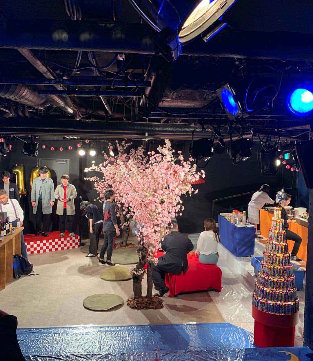 入江慎也さんのインスタグラム写真 - (入江慎也Instagram)「カラテカの初代マネージャー 片山さんの会社  スラッシュパイルが10周年迎えて、パーティーに行かせていただきました。  スラッシュパイルは沢山のお笑いのライブやイベントを制作している会社です  お笑いの制作会社らしくパーティー会場は下北の劇場。  劇場をお花見🌸🌸🌸風にアレンジ。 ステキな空間でした。  マネージャー をやっていただいていた、  南海キャンディーズ山ちゃん、麒麟川島。  会社を10年続けることは本当に大変なことです。  誰よりもお笑い、そして芸人さんと向き合ってこられた片山さんは凄いです  片山さんから、我々カラテカは全てを教えていただきました。  17年ぶりの単独ライブも手伝っていただきました。  本当におめでとう㊗️㊗️㊗️ございます  これからも楽しみです  #スラッシュパイル #10周 #お笑い #ライブ #イベント #おめでとう㊗️㊗️㊗️ございます」3月21日 18時32分 - oreirie0408