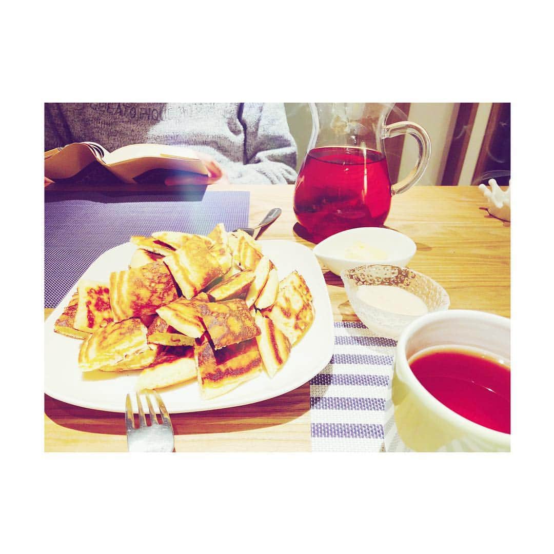 斉藤マリナ(さいまり) のインスタグラム：「牛乳を賞味期限内に飲みきれない🥛ときはホットケーキ🥞 . ダイニングテーブルをようやく買った(5年間なかった)ので、急に実家感が出てきてうれしい。 . #pancakes#foodie#teatime#holiday#foodporn#table#instagood#followme#francfranc#noce#naturalkitchen#oisix#slowcoffee . #おうちカフェ#ホットケーキ#パンケーキ#ダイニングテーブル」