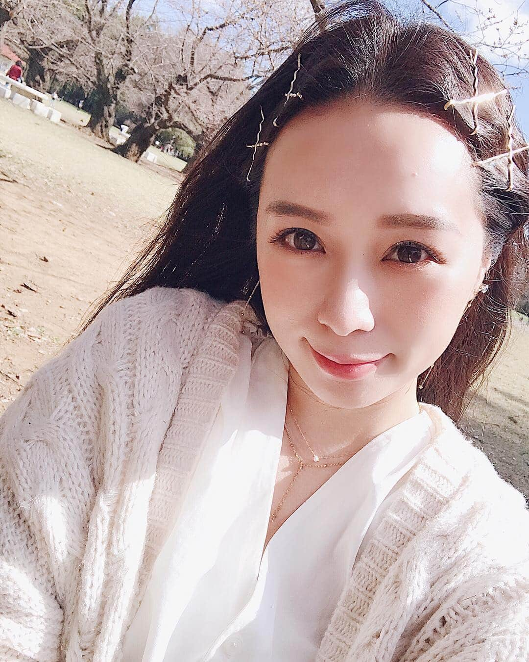 野田華子さんのインスタグラム写真 - (野田華子Instagram)「春分の日は家族でピクニック🌸 まだまだ桜は咲いてなかったけど春らしいポカポカ陽気で、息子は暑い！と着いてすぐ半袖😂 久しぶりに縄跳びしたら二重跳びが出来なくなっててショック🤯 私の鈍臭い姿に子供達大爆。笑😂 お尻が重すぎた！！！笑 . . #ポカポカ だけど #強風 #眼球に花粉と砂埃 #ビシビシ #運動しよ #お弁当 #ピクニック #picnic #春 #お花見 #フライング #familyday #休日 #春分の日」3月21日 18時36分 - noda.hanako