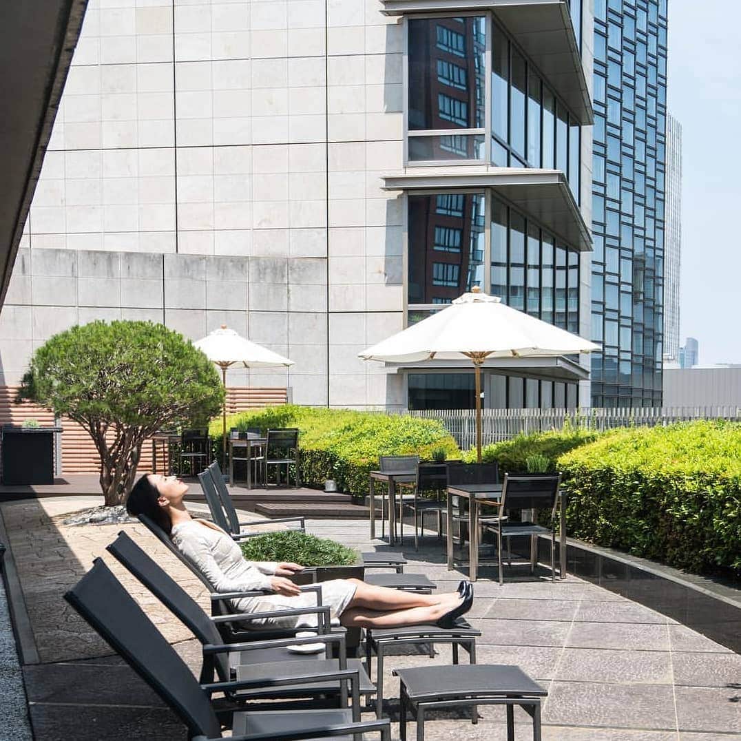 Miyu Toyonagaのインスタグラム：「Sometimes I soaking up the sun and look at life from a different angle☀️☀️ #LivingGrand@grandhyatttokyo 📷@robertmichaelpoole  坂があったとしたとき、  上から見れば下り坂だけど 下から見れば上り坂になるように  何かにぶつかった時は 違う角度からみたら意外と簡単に解決するかも🙏  完璧を目指すより 自分らしいペースで🌸」