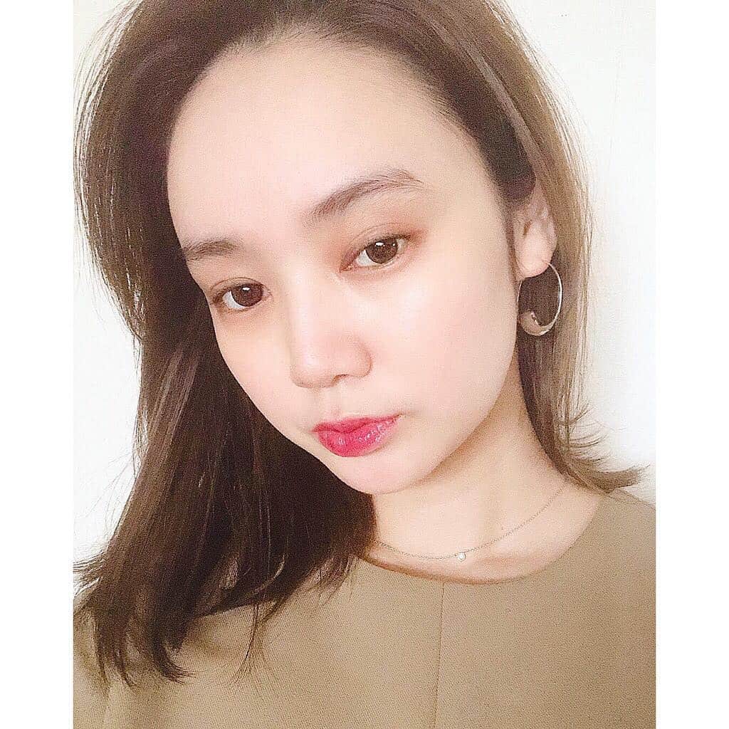 のインスタグラム：「・ 大きめピアスを 少しずつ集めてる ♡！ これも 最近のお気に入り 🤤 大きめピアスのときは なんとなくメイク薄め 👀！ #画像でかすぎてびっくりしたから小さくして再投稿🙏🏻」