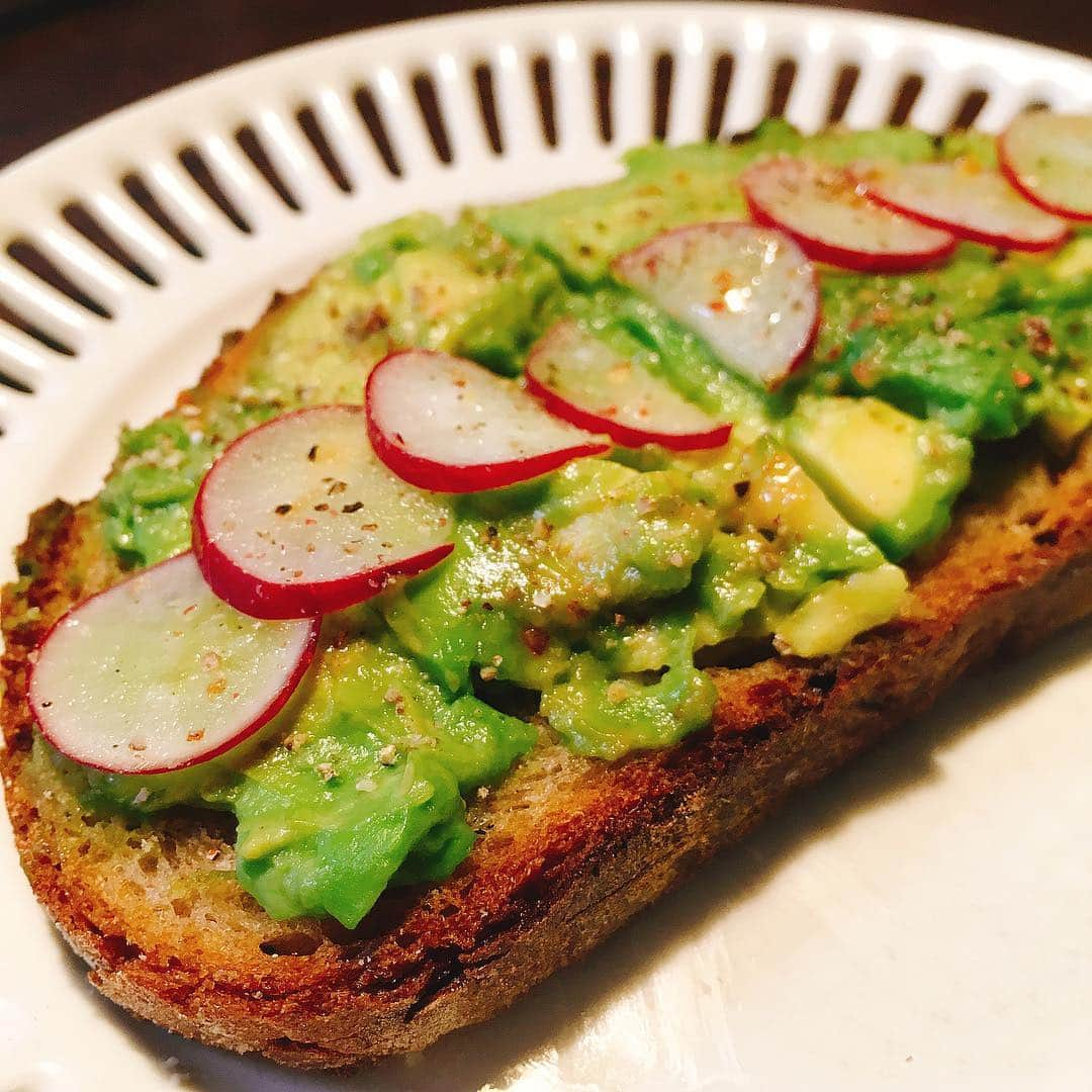 ヨーコさんのインスタグラム写真 - (ヨーコInstagram)「AVOCADO TOAST🥑 ・ ・ ・ @tokyo.paris.newyork さんのイベント写真で見かけて気になってたトースト。 食べれた！うれしい☺︎ #AVOCADOTOAST  #AVOCADO #TOAST  #アボカド #🥑 #アボカドトースト  #アボカドレシピ #トースト  #NY #朝ごはん  #mysistermade」3月21日 18時36分 - y0k0_1108