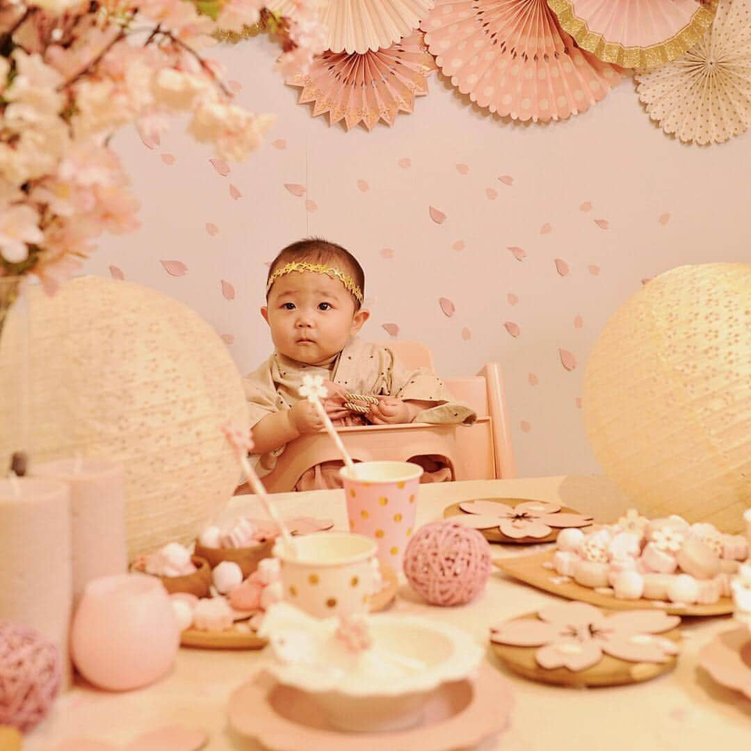 Stokke Japanさんのインスタグラム写真 - (Stokke JapanInstagram)「桜が美しい季節になりましたね🌸  そんな桜にインスパイアされたトリップ トラップの新カラー「セレーヌピンク」は淡く柔らかいほのかなピンク色でインテリアにも馴染みやすい美しい色。 今回、このセレーヌピンクを使って、ママたちから絶大な人気を誇るリトルスターの撮影会をストッケ青山店で行いました。 かわいいベビー&キッズが店内をにぎわし、素敵な笑顔がたくさん見られた3日間。その様子を少しだけご紹介します✨  今後もストッケ青山店内での撮影会を予定しております📸 詳しくは@littlestar.mn をフォロー📱  #ストッケ #ストッケ青山店 #トリップトラップ #セレーヌピンク #stokke #tripptrapp #littlestar #リトルスター #リトスタ」3月21日 18時37分 - stokkejapan