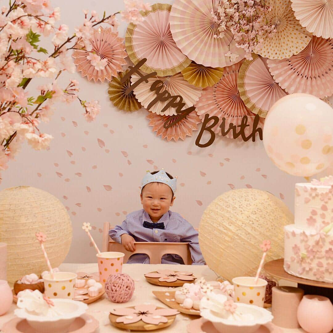 Stokke Japanさんのインスタグラム写真 - (Stokke JapanInstagram)「桜が美しい季節になりましたね🌸  そんな桜にインスパイアされたトリップ トラップの新カラー「セレーヌピンク」は淡く柔らかいほのかなピンク色でインテリアにも馴染みやすい美しい色。 今回、このセレーヌピンクを使って、ママたちから絶大な人気を誇るリトルスターの撮影会をストッケ青山店で行いました。 かわいいベビー&キッズが店内をにぎわし、素敵な笑顔がたくさん見られた3日間。その様子を少しだけご紹介します✨  今後もストッケ青山店内での撮影会を予定しております📸 詳しくは@littlestar.mn をフォロー📱  #ストッケ #ストッケ青山店 #トリップトラップ #セレーヌピンク #stokke #tripptrapp #littlestar #リトルスター #リトスタ」3月21日 18時37分 - stokkejapan