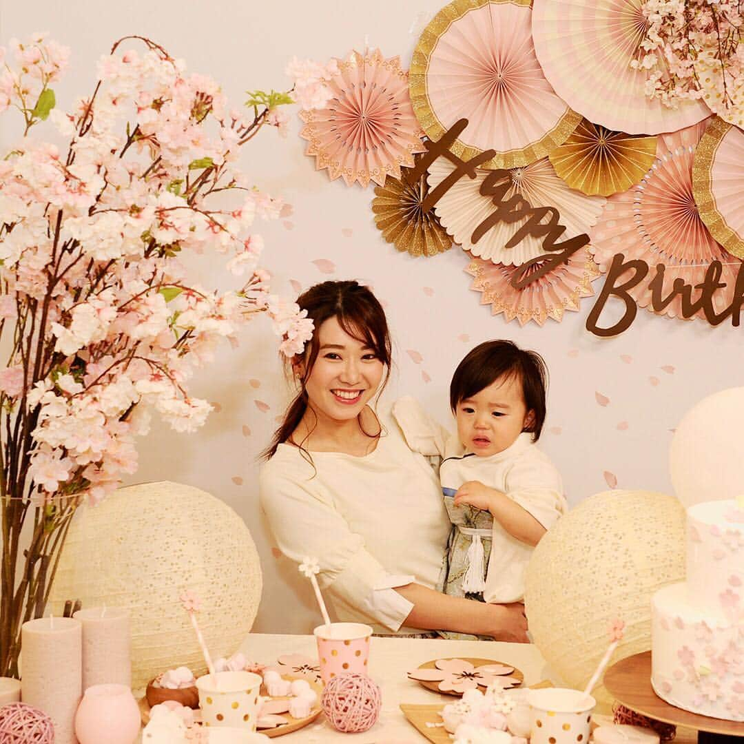 Stokke Japanさんのインスタグラム写真 - (Stokke JapanInstagram)「桜が美しい季節になりましたね🌸  そんな桜にインスパイアされたトリップ トラップの新カラー「セレーヌピンク」は淡く柔らかいほのかなピンク色でインテリアにも馴染みやすい美しい色。 今回、このセレーヌピンクを使って、ママたちから絶大な人気を誇るリトルスターの撮影会をストッケ青山店で行いました。 かわいいベビー&キッズが店内をにぎわし、素敵な笑顔がたくさん見られた3日間。その様子を少しだけご紹介します✨  今後もストッケ青山店内での撮影会を予定しております📸 詳しくは@littlestar.mn をフォロー📱  #ストッケ #ストッケ青山店 #トリップトラップ #セレーヌピンク #stokke #tripptrapp #littlestar #リトルスター #リトスタ」3月21日 18時37分 - stokkejapan