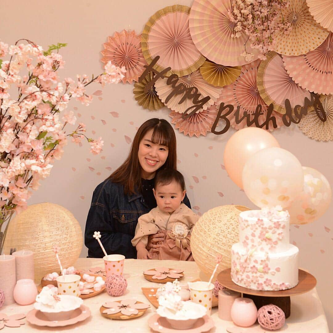 Stokke Japanさんのインスタグラム写真 - (Stokke JapanInstagram)「桜が美しい季節になりましたね🌸  そんな桜にインスパイアされたトリップ トラップの新カラー「セレーヌピンク」は淡く柔らかいほのかなピンク色でインテリアにも馴染みやすい美しい色。 今回、このセレーヌピンクを使って、ママたちから絶大な人気を誇るリトルスターの撮影会をストッケ青山店で行いました。 かわいいベビー&キッズが店内をにぎわし、素敵な笑顔がたくさん見られた3日間。その様子を少しだけご紹介します✨  今後もストッケ青山店内での撮影会を予定しております📸 詳しくは@littlestar.mn をフォロー📱  #ストッケ #ストッケ青山店 #トリップトラップ #セレーヌピンク #stokke #tripptrapp #littlestar #リトルスター #リトスタ」3月21日 18時37分 - stokkejapan