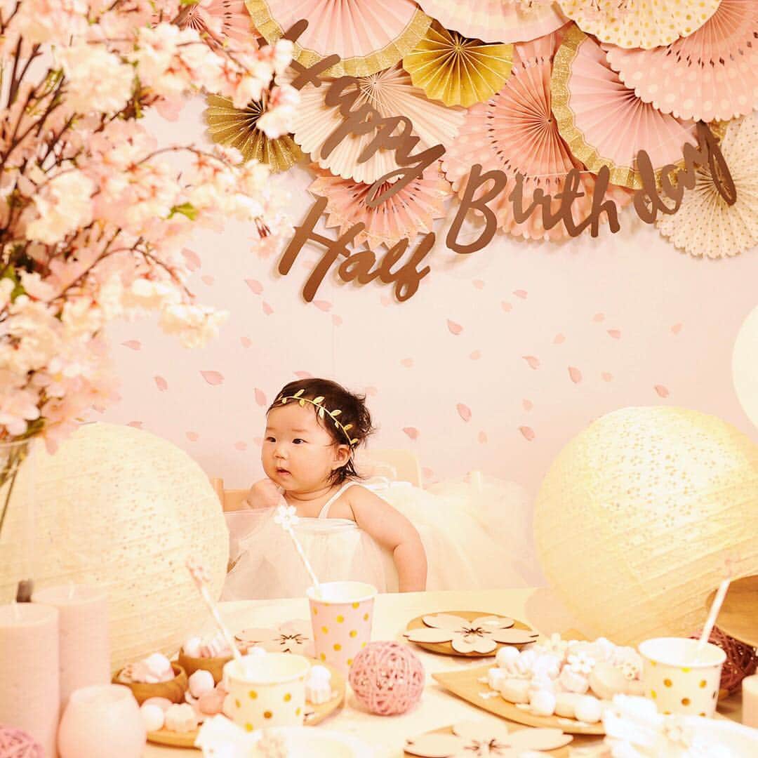 Stokke Japanさんのインスタグラム写真 - (Stokke JapanInstagram)「桜が美しい季節になりましたね🌸  そんな桜にインスパイアされたトリップ トラップの新カラー「セレーヌピンク」は淡く柔らかいほのかなピンク色でインテリアにも馴染みやすい美しい色。 今回、このセレーヌピンクを使って、ママたちから絶大な人気を誇るリトルスターの撮影会をストッケ青山店で行いました。 かわいいベビー&キッズが店内をにぎわし、素敵な笑顔がたくさん見られた3日間。その様子を少しだけご紹介します✨  今後もストッケ青山店内での撮影会を予定しております📸 詳しくは@littlestar.mn をフォロー📱  #ストッケ #ストッケ青山店 #トリップトラップ #セレーヌピンク #stokke #tripptrapp #littlestar #リトルスター #リトスタ」3月21日 18時37分 - stokkejapan