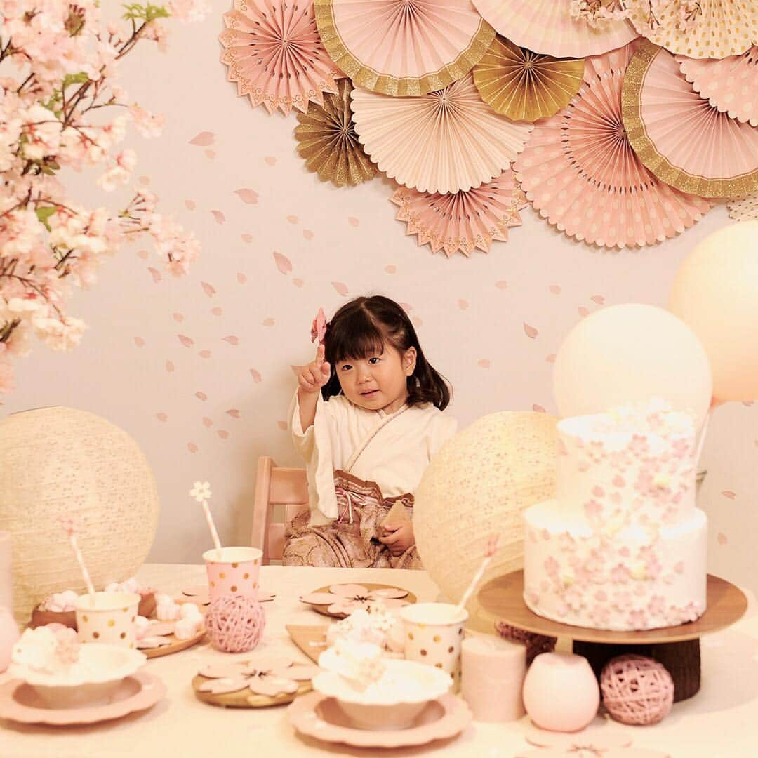 Stokke Japanさんのインスタグラム写真 - (Stokke JapanInstagram)「桜が美しい季節になりましたね🌸  そんな桜にインスパイアされたトリップ トラップの新カラー「セレーヌピンク」は淡く柔らかいほのかなピンク色でインテリアにも馴染みやすい美しい色。 今回、このセレーヌピンクを使って、ママたちから絶大な人気を誇るリトルスターの撮影会をストッケ青山店で行いました。 かわいいベビー&キッズが店内をにぎわし、素敵な笑顔がたくさん見られた3日間。その様子を少しだけご紹介します✨  今後もストッケ青山店内での撮影会を予定しております📸 詳しくは@littlestar.mn をフォロー📱  #ストッケ #ストッケ青山店 #トリップトラップ #セレーヌピンク #stokke #tripptrapp #littlestar #リトルスター #リトスタ」3月21日 18時37分 - stokkejapan