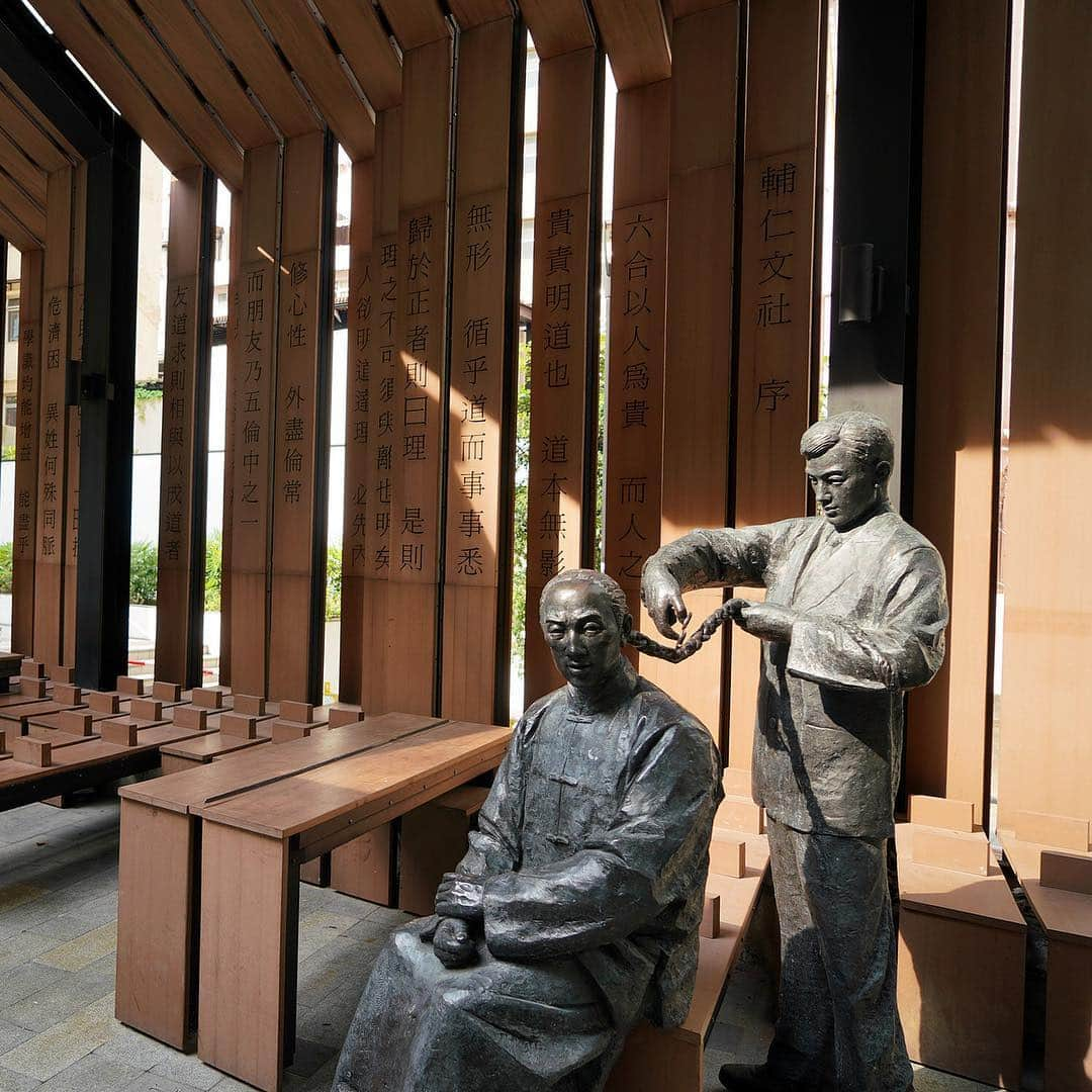 Discover Hong Kongさんのインスタグラム写真 - (Discover Hong KongInstagram)「The traditional temples and fascinating historic sites in Old Town Central offers glimpses into the city’s past amongst the famous concrete skyscrapers. 踏足舊城中環歷史地標，發掘香港舊時故事，探索在地文化風貌，細味中西合壁、古今交融的獨特情懷。 高層ビル群に囲まれるようにある、伝統的なお寺や香港の歴史を感じられる場所、オールド・タウン・セントラル。 #DiscoverHongKong」3月21日 13時08分 - discoverhongkong