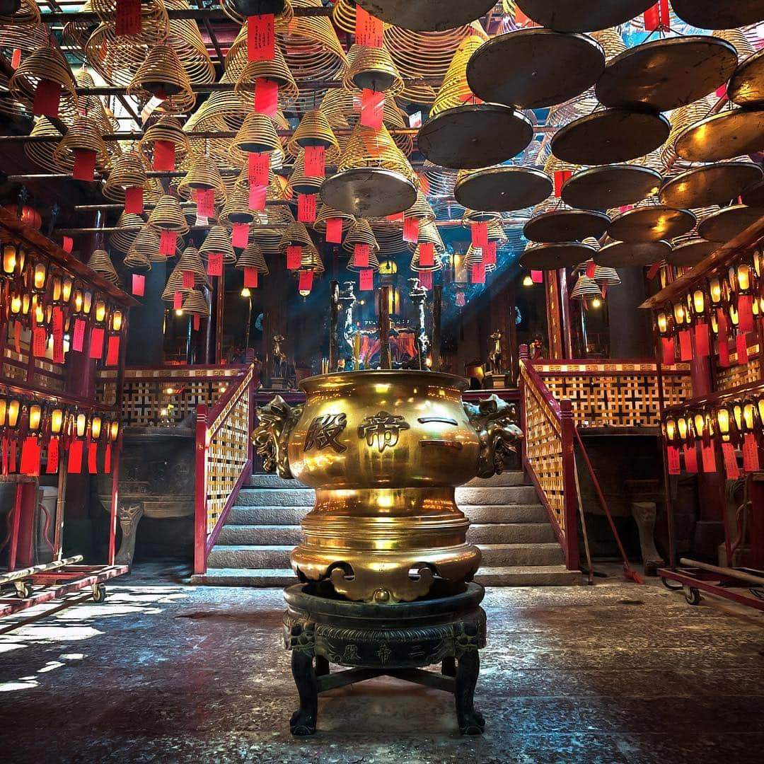 Discover Hong Kongさんのインスタグラム写真 - (Discover Hong KongInstagram)「The traditional temples and fascinating historic sites in Old Town Central offers glimpses into the city’s past amongst the famous concrete skyscrapers. 踏足舊城中環歷史地標，發掘香港舊時故事，探索在地文化風貌，細味中西合壁、古今交融的獨特情懷。 高層ビル群に囲まれるようにある、伝統的なお寺や香港の歴史を感じられる場所、オールド・タウン・セントラル。 #DiscoverHongKong」3月21日 13時08分 - discoverhongkong