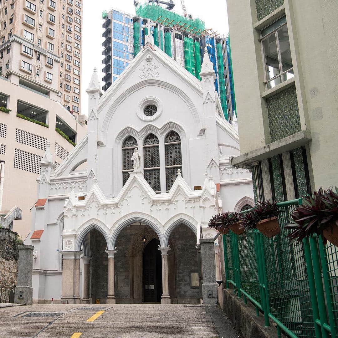 Discover Hong Kongさんのインスタグラム写真 - (Discover Hong KongInstagram)「The traditional temples and fascinating historic sites in Old Town Central offers glimpses into the city’s past amongst the famous concrete skyscrapers. 踏足舊城中環歷史地標，發掘香港舊時故事，探索在地文化風貌，細味中西合壁、古今交融的獨特情懷。 高層ビル群に囲まれるようにある、伝統的なお寺や香港の歴史を感じられる場所、オールド・タウン・セントラル。 #DiscoverHongKong」3月21日 13時08分 - discoverhongkong