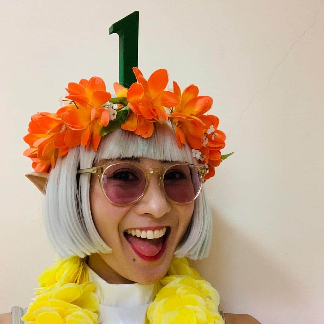 糸数美樹のインスタグラム：「👽👽👽 #はじまりましたー #この前の撮影はこれでしたのよ #メガネ一番 #攻めるねー #うちらのシルエットもそうだけどちゃんとメガネも見てね笑 #あとCM設定細かいからそこんところも楽しんでくださいませ #朝起きてチラシ見てどぅまんぎたよや #パリピなメガネ女子 #メガネ女子 #撮影20時間以上かかったけどメンバー楽しくて乗り切れた #池田卓 さん #小渡俊彰 さん #オッディー #ありがとうございました #して、これなんのフェアだった？笑 #フレッシュアイフェア です #ゆたしく #みきとにー #地球のメガネが一番だ #オッディーさんインスタやってないのかな？」