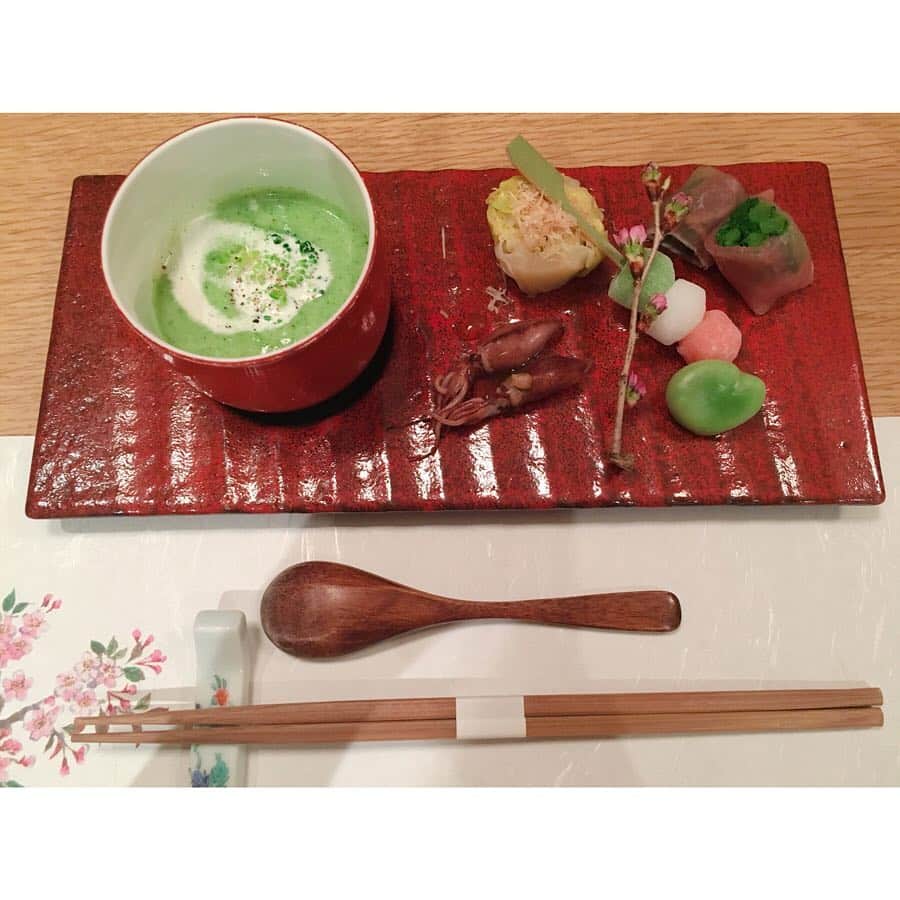 西村季里子のインスタグラム：「・ 打ち上げでいただいた、懐石料理が とっっっても美味でした🍡 お店の雰囲気もとても素敵で また一つ大人になりました💐(?) ついつい食べすぎちゃう今日この頃🐷💞 でもジムに行ったり家トレしてるから プラマイゼロ👌🏻(本当はマイナスにしたい) 来月からは毎週地方イベントだから 食べすぎないように要注意🐷💔 #懐石料理#外苑前#猩々#和食#美味 #打ち上げ#お疲れ様でした#ご褒美 #食べすぎ注意# でも#食べるの幸せ #ジム#トレーニング #家トレ#筋トレ #ダイエット#花より団子#🍡 #followme #follow」