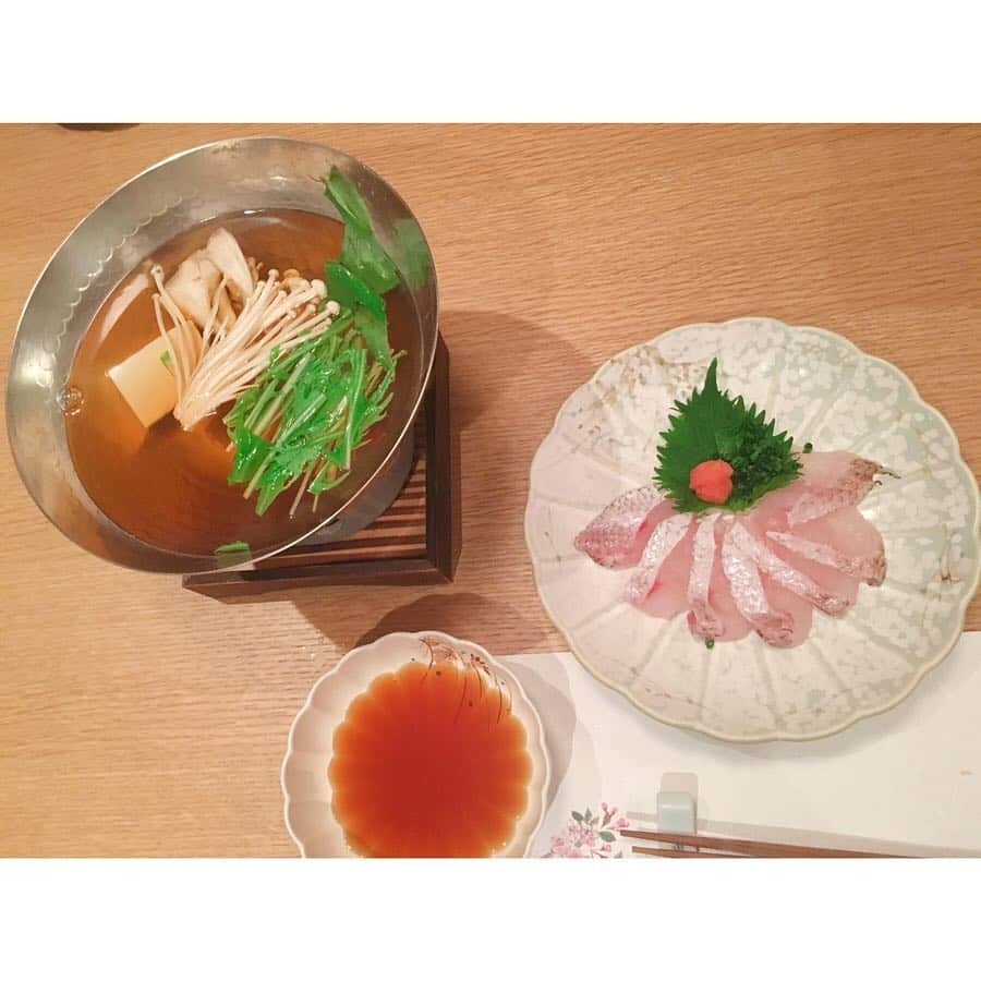 西村季里子さんのインスタグラム写真 - (西村季里子Instagram)「・ 打ち上げでいただいた、懐石料理が とっっっても美味でした🍡 お店の雰囲気もとても素敵で また一つ大人になりました💐(?) ついつい食べすぎちゃう今日この頃🐷💞 でもジムに行ったり家トレしてるから プラマイゼロ👌🏻(本当はマイナスにしたい) 来月からは毎週地方イベントだから 食べすぎないように要注意🐷💔 #懐石料理#外苑前#猩々#和食#美味 #打ち上げ#お疲れ様でした#ご褒美 #食べすぎ注意# でも#食べるの幸せ #ジム#トレーニング #家トレ#筋トレ #ダイエット#花より団子#🍡 #followme #follow」3月21日 13時25分 - kiriko_nishimura