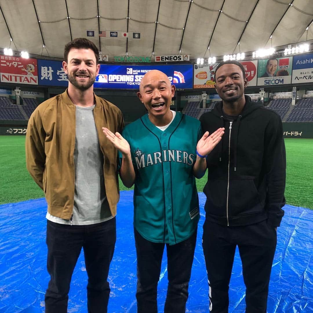 そうすけのインスタグラム：「・ メジャーリーグの開幕戦イベントで東京ドーム  マリナーズの1番打者 ゴードン選手 2番打者の ハニガー選手と 気さくでいい方々です  #メジャーリーグ #MLB #シアトルマリナーズ #オークランドアスレチックス #開幕戦 #東京ドーム #ゴードン 選手 #ハニガー 選手 #ゴードン選手はハゲの携帯カバーに食い付いていた #芝生の携帯カバー #バッティング練習 #野球はおもしろい #そうすけ」