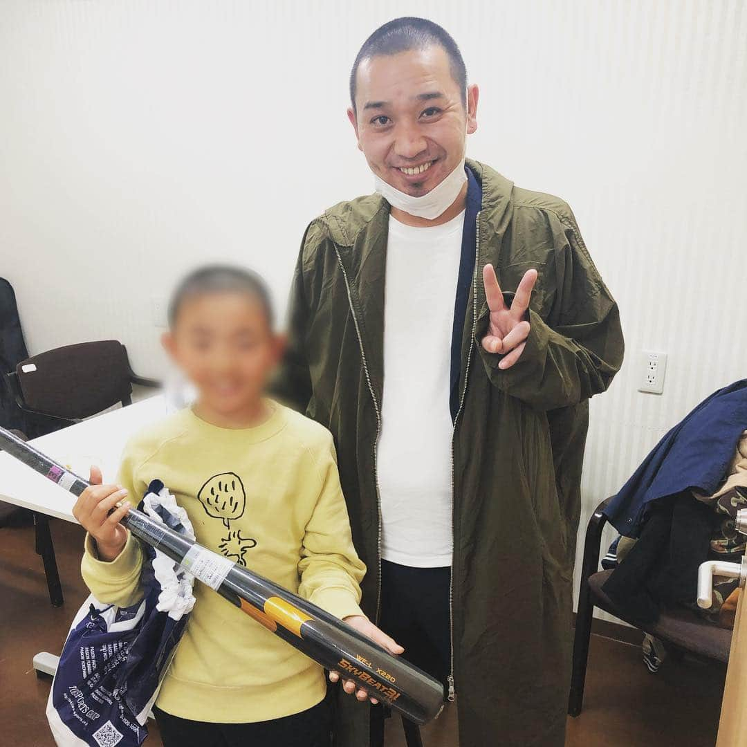 瀬下豊さんのインスタグラム写真 - (瀬下豊Instagram)「先日、大宮出番で大悟さんから息子に中学校に行ってからの硬式バットを買ってもらいました！！ 大悟さんから「一番ええやつ選びや！」と言われ28000円のバットを息子が普通に持ってきた時は、高っ！！と思ったけど、大悟さんは顔色変えず買ってくれました！  #千鳥大悟 さん #ホンマは高っ！！て思ってたと思う。 #男らしい #少年野球 #甲子園行ってなぁと息子に #感謝 #2人とも坊主 #自ら坊主にしてる息子 #嫁は大反対 #娘にもお小遣いもらった #感謝 #天竺鼠瀬下  #よしもと #芸人」3月21日 13時35分 - tjkseshita